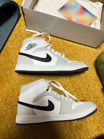 Nike Air Jordan 1 Mid "Light Smoke Grey/White/Black"