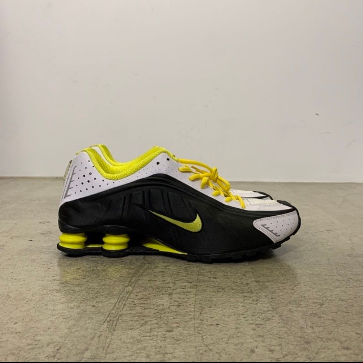 Nike Shox R4 "Black Yellow"