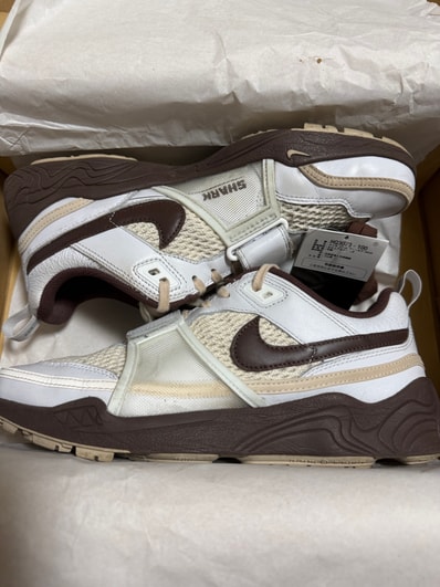 Travis Scott × Nike Zoom Field Jaxx "White and Light Chocolate"