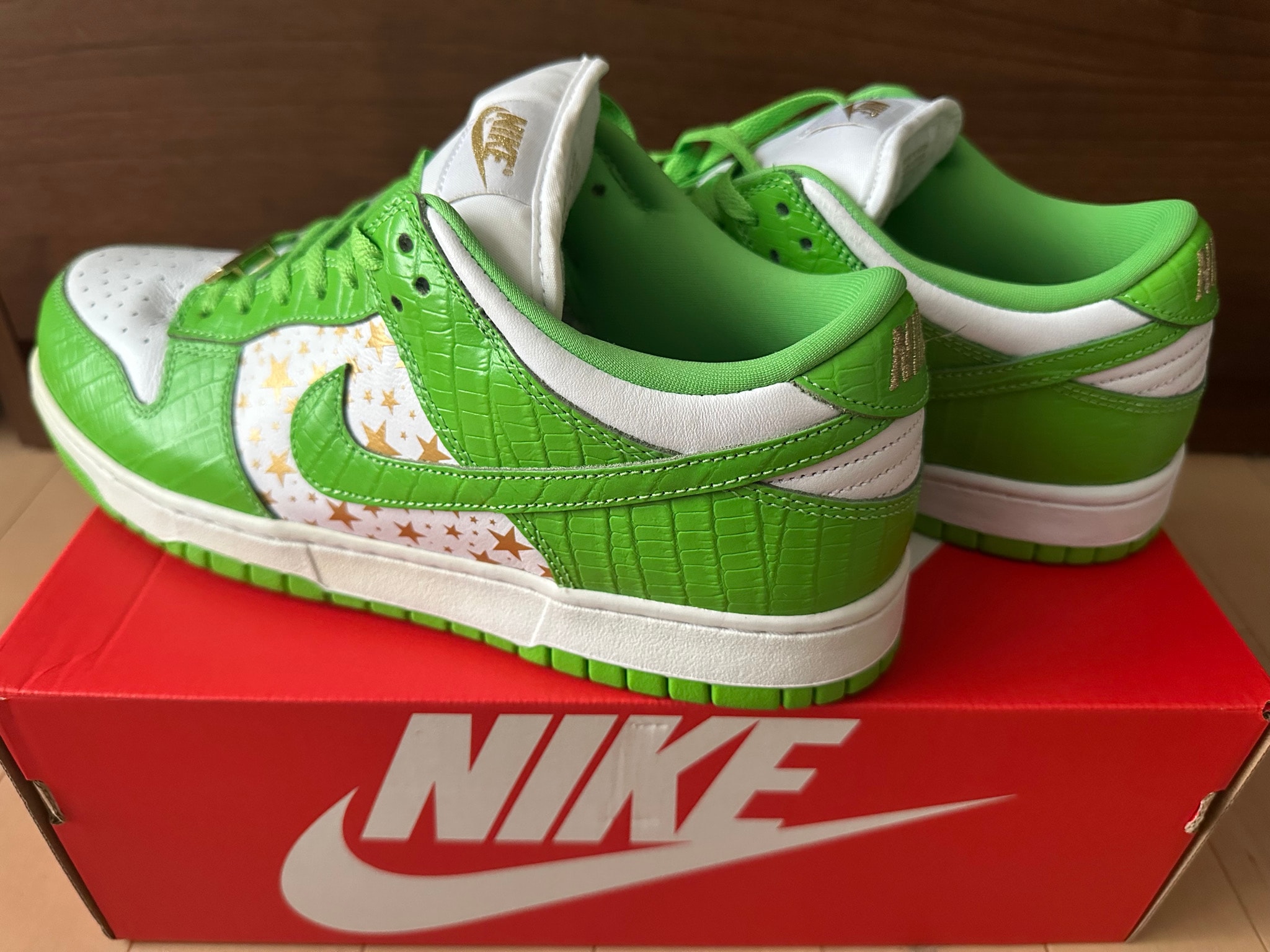 Supreme × Nike SB Dunk Low OG QS Gold Stars "White/Mean Green"