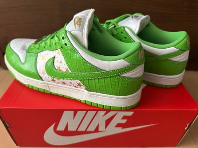 Supreme × Nike SB Dunk Low OG QS Gold Stars "White/Mean Green"