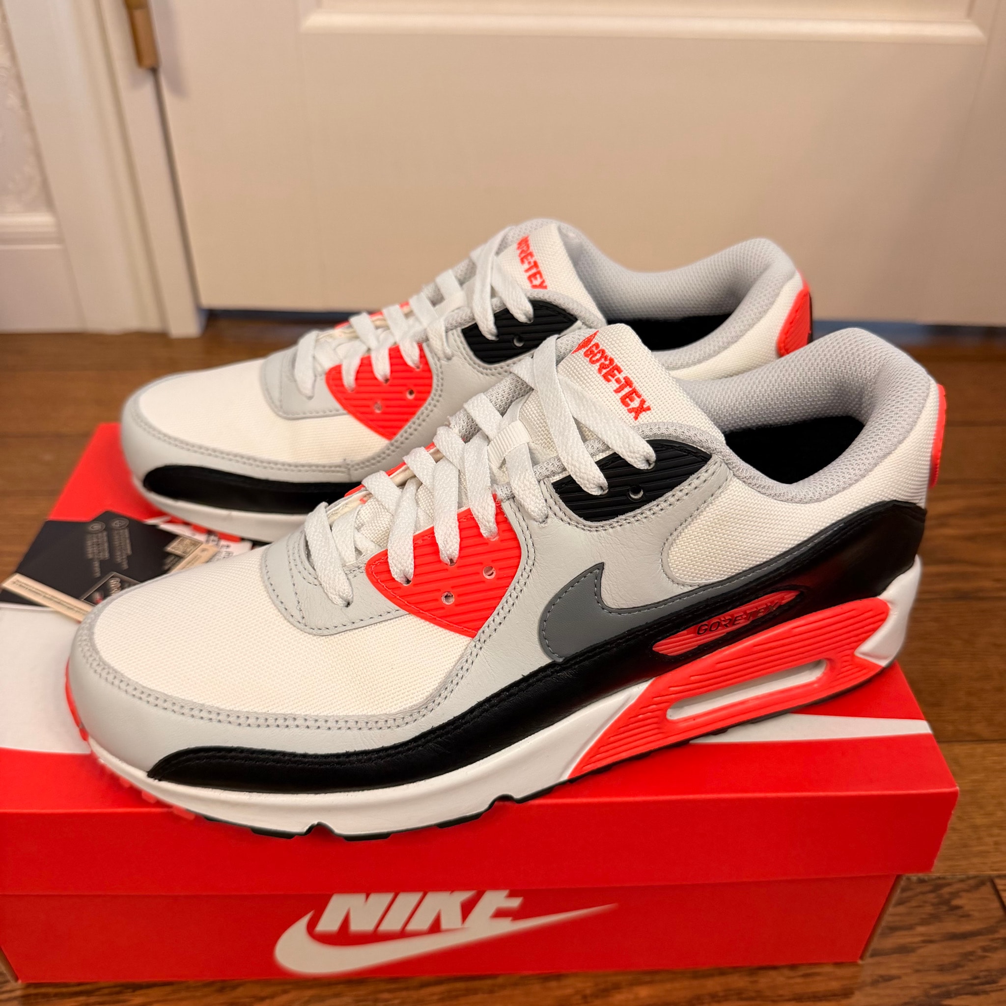 Nike Air Max 90 GORE-TEX "Bright Crimson"
