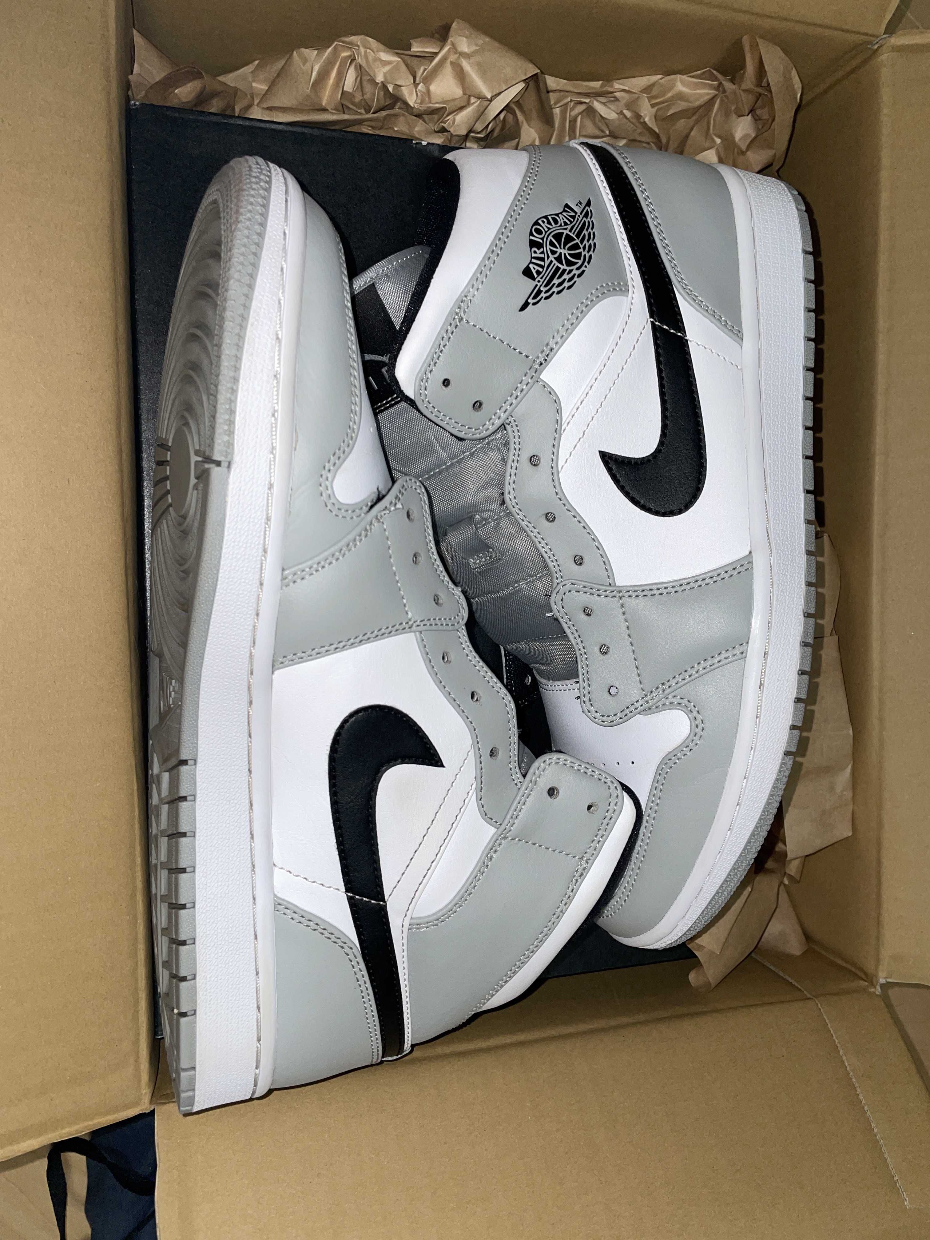 Nike Air Jordan 1 Mid "Light Smoke Grey/White/Black"