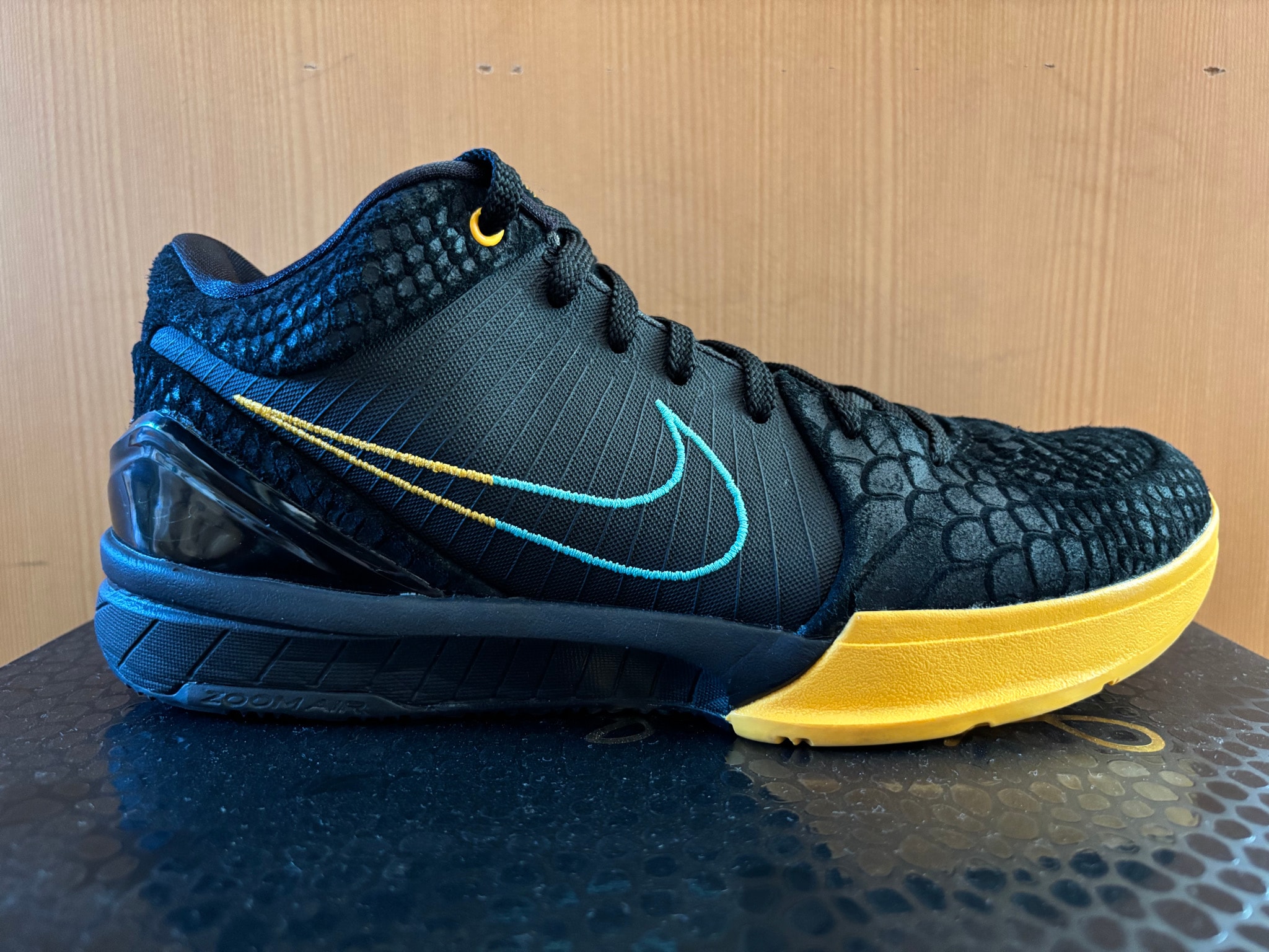 NIKE ZOOM KOBE 4 PROTRO "BLACK SNAKE TEXTURE"