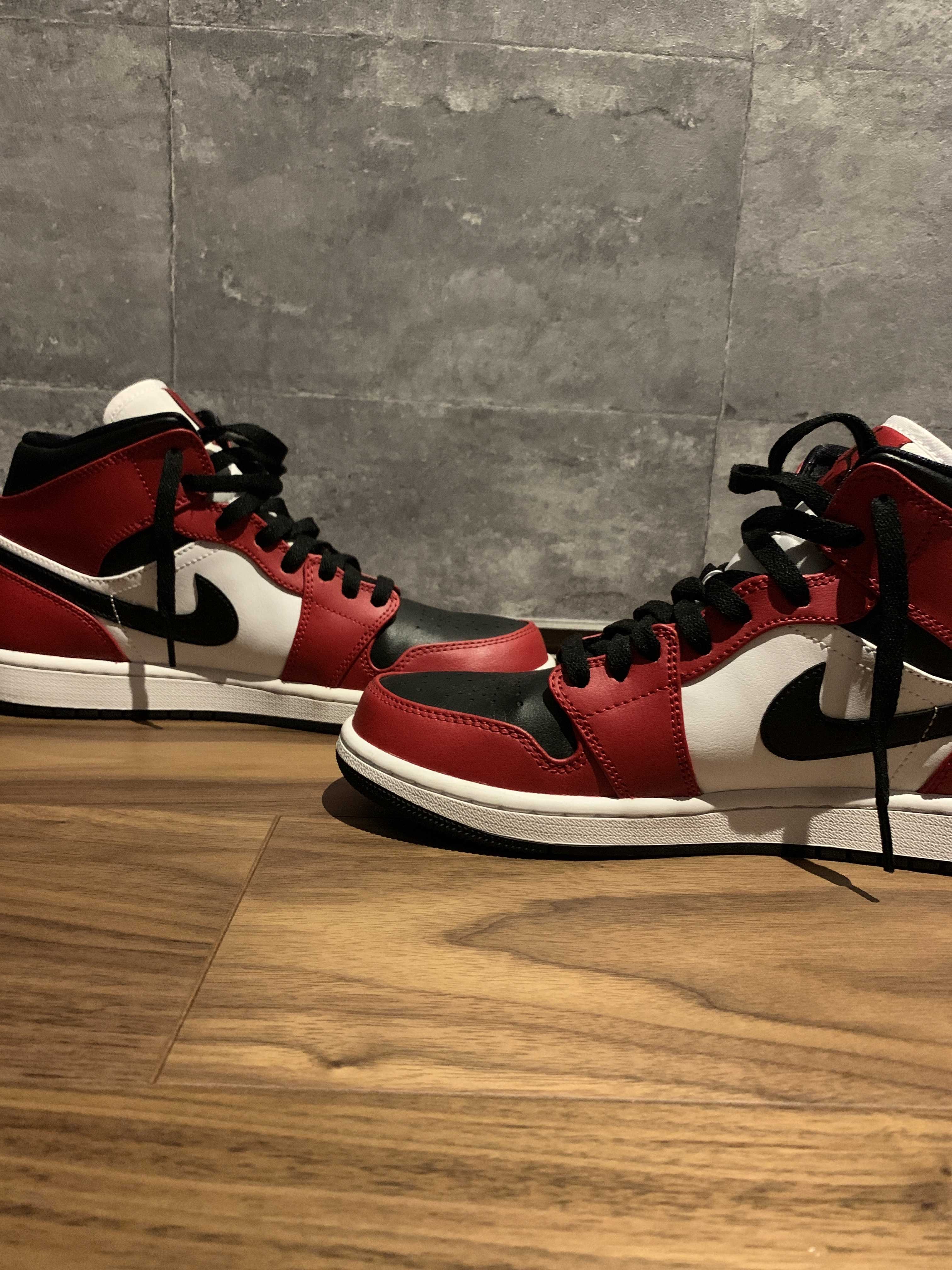 Nike Air Jordan 1 Mid "Chicago Black Toe"