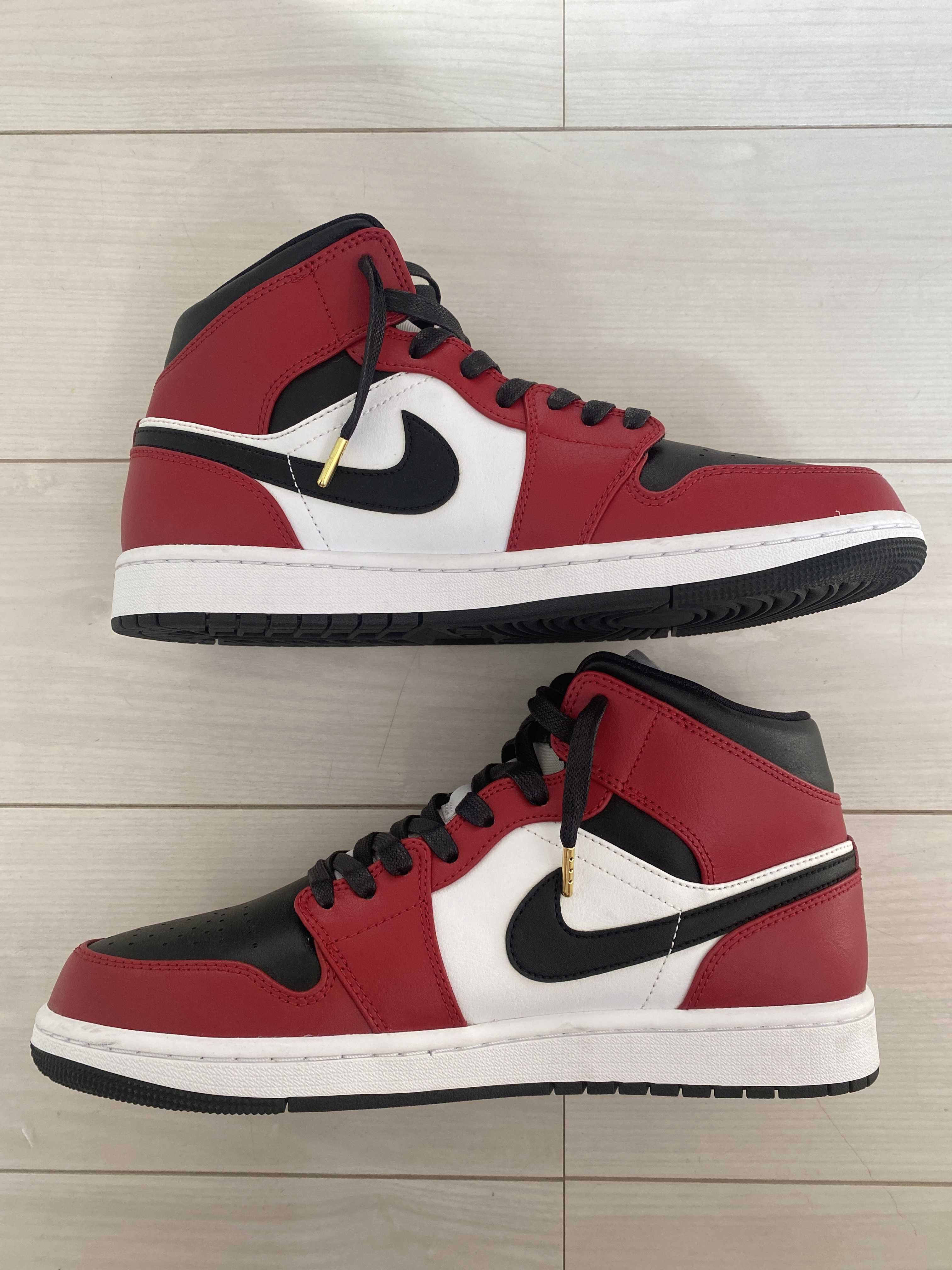 Nike Air Jordan 1 Mid "Chicago Black Toe"