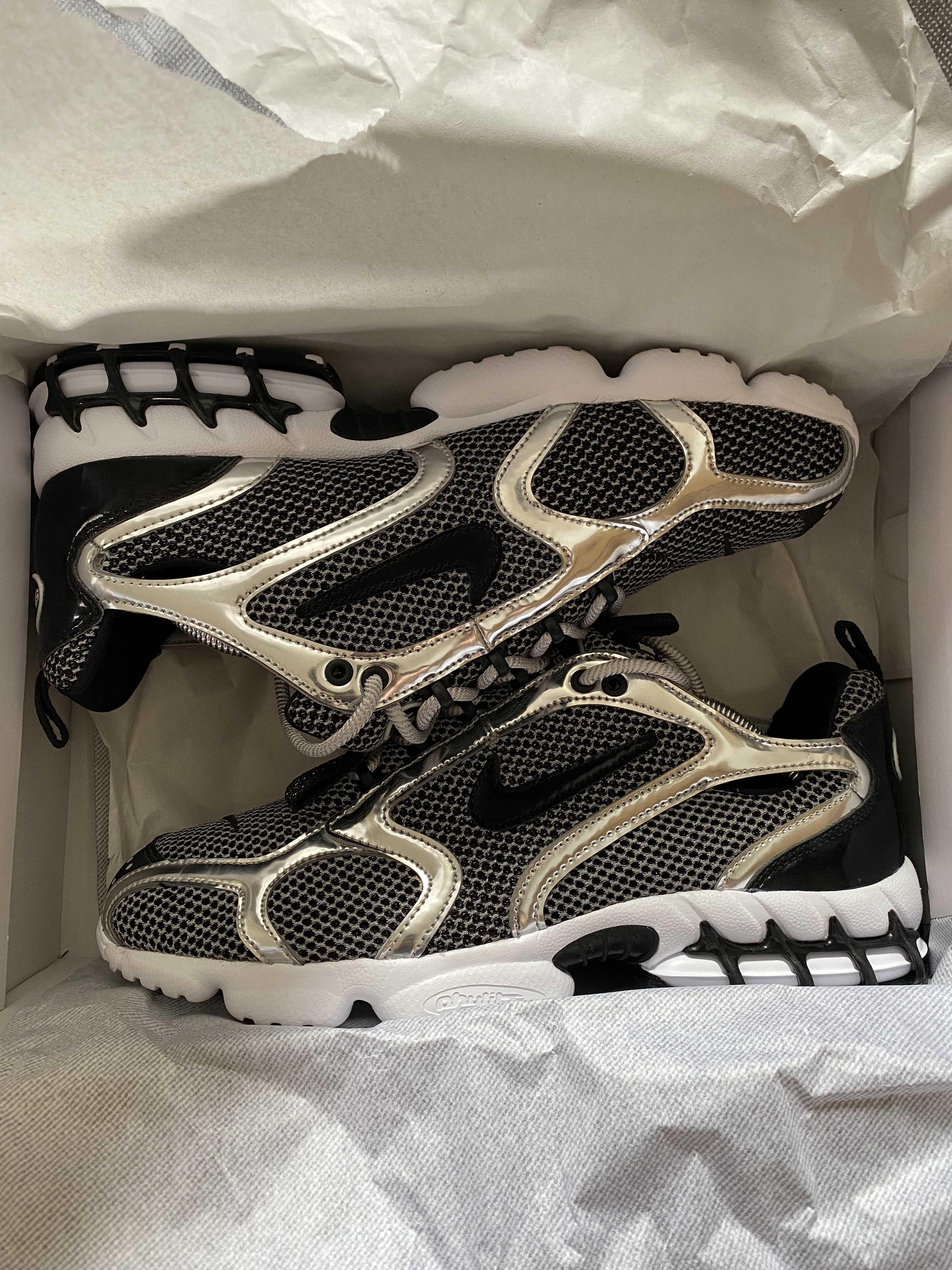 STUSSY × NIKE AIR ZOOM SPIRIDON CAGED "PURE PLATINUM/BLACK-WHITE"