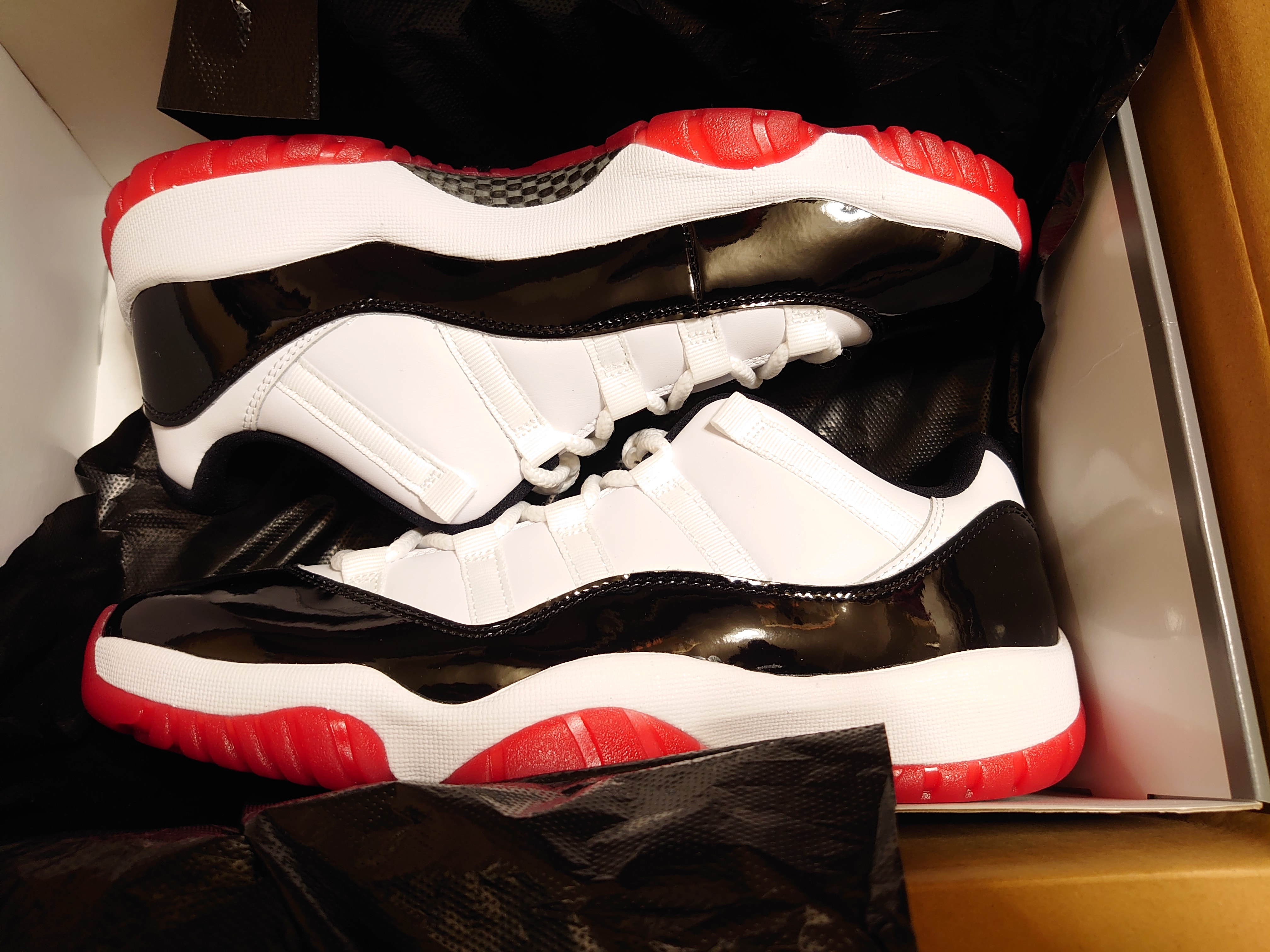 ナイキ エアジョーダン11 ロー "ジムレッド"