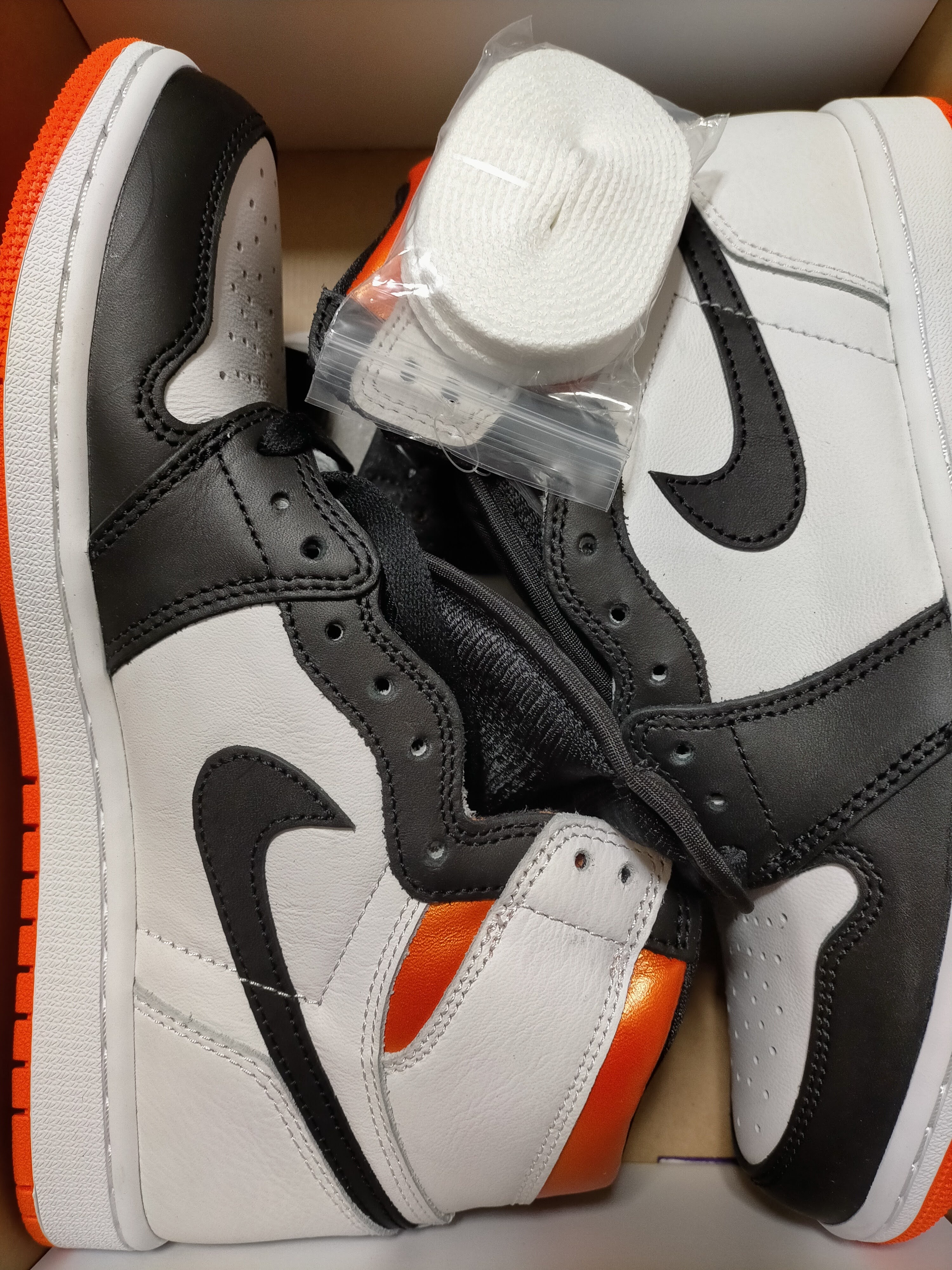 Nike Air Jordan 1 Retro High OG "Electro Orange"