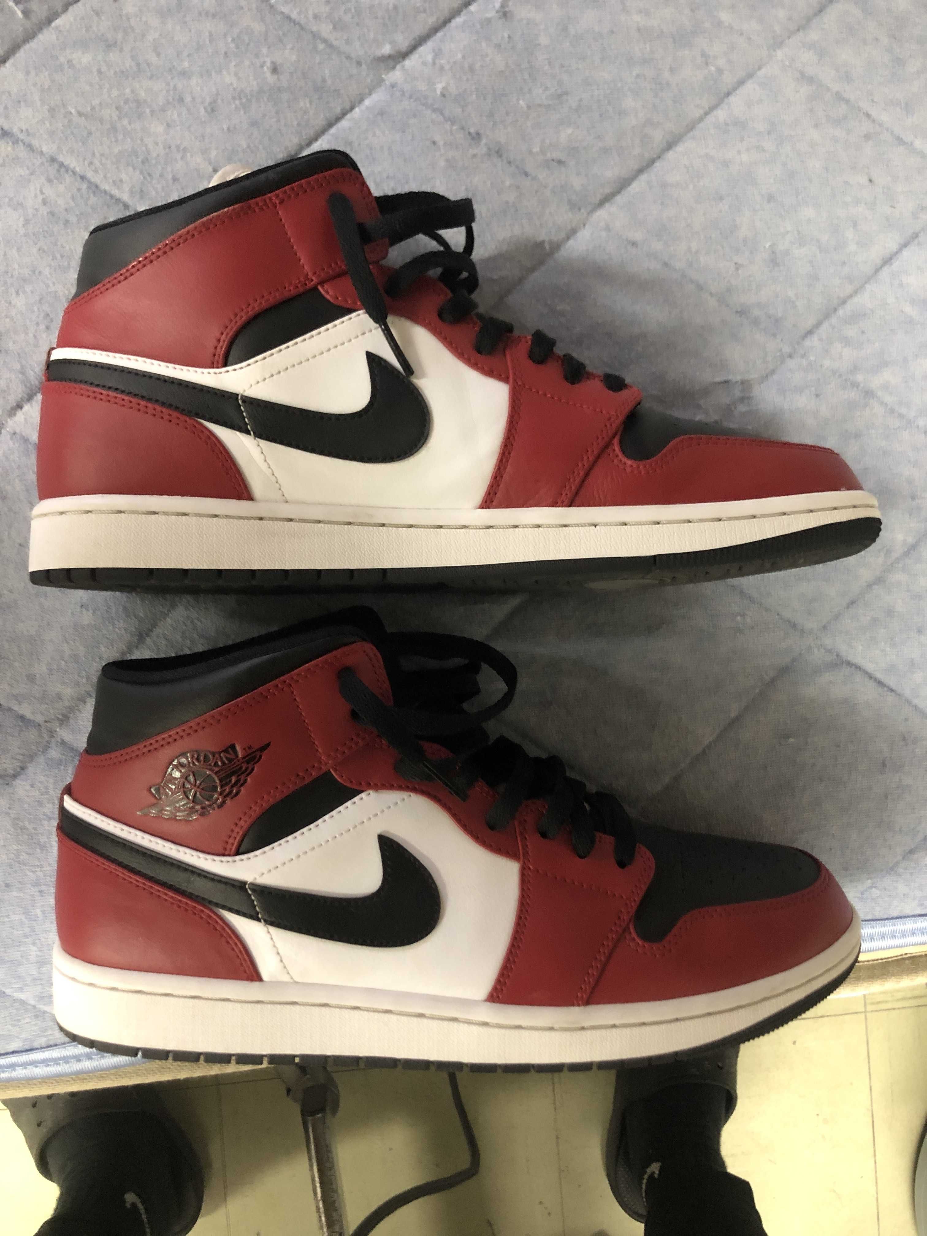 Nike Air Jordan 1 Mid "Chicago Black Toe"