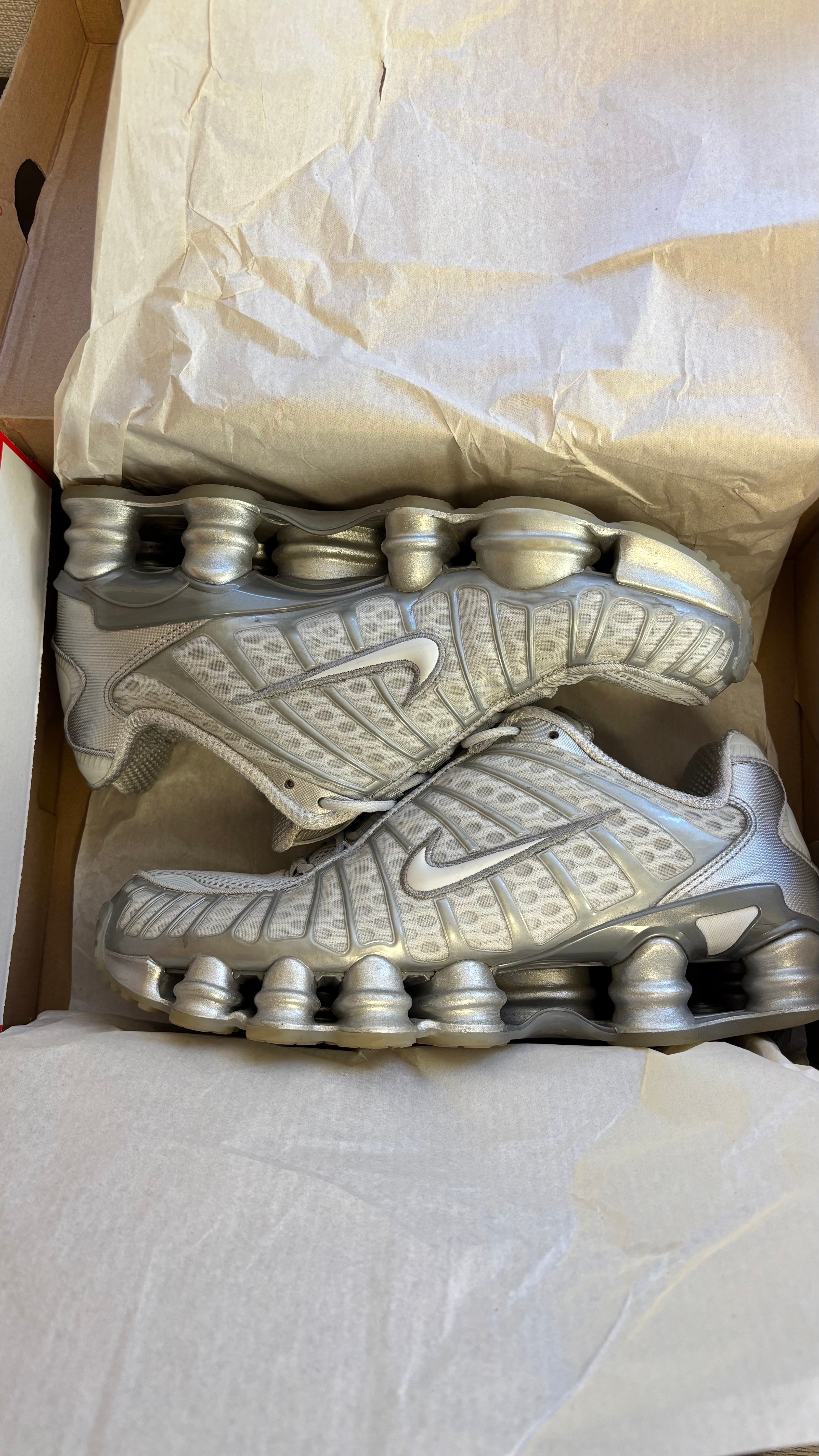 ナイキ ウィメンズ ショックス TL "ピュアプラチナム アンド メタリックシルバー"