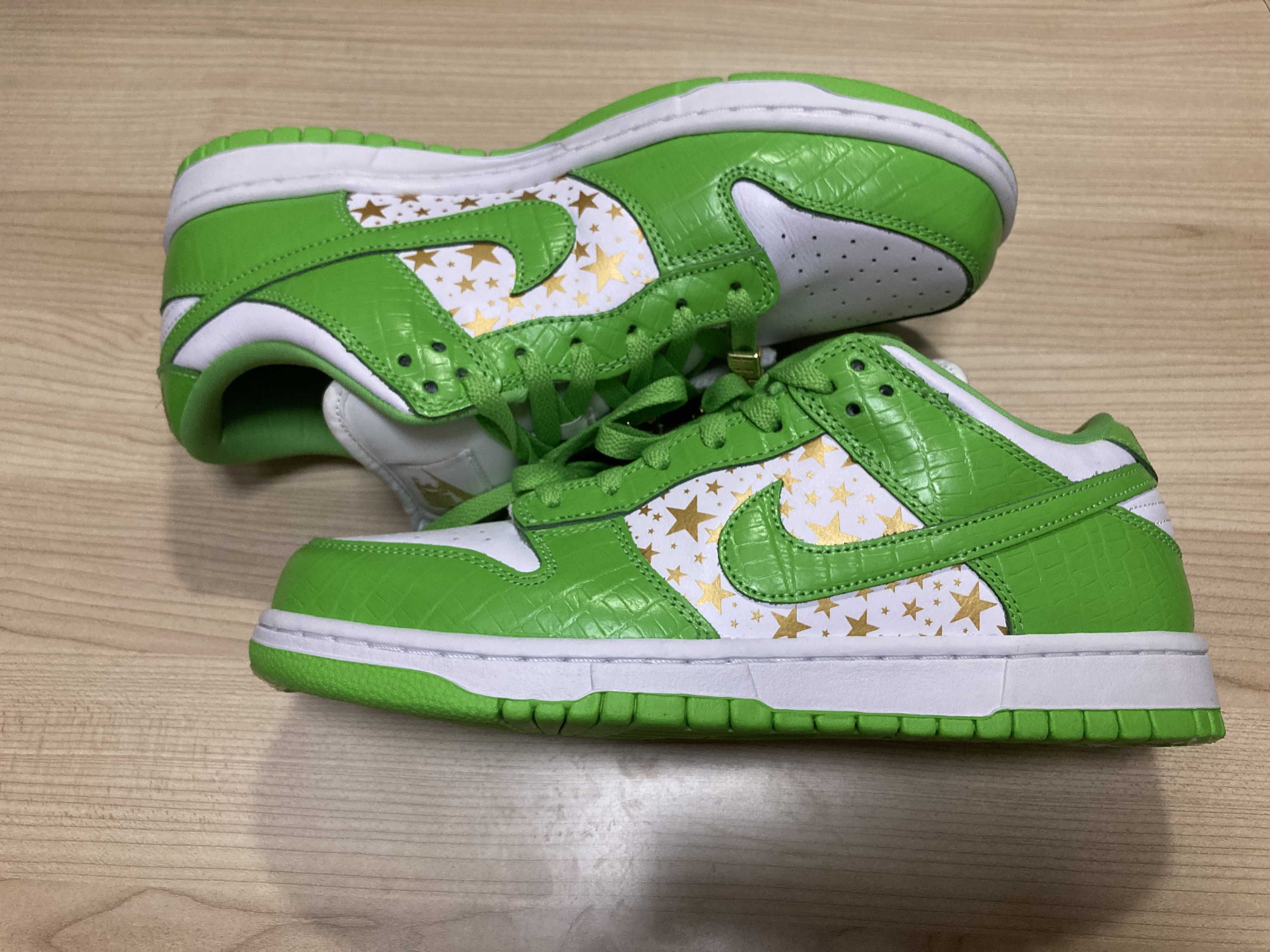 Supreme × Nike SB Dunk Low OG QS Gold Stars "White/Mean Green"