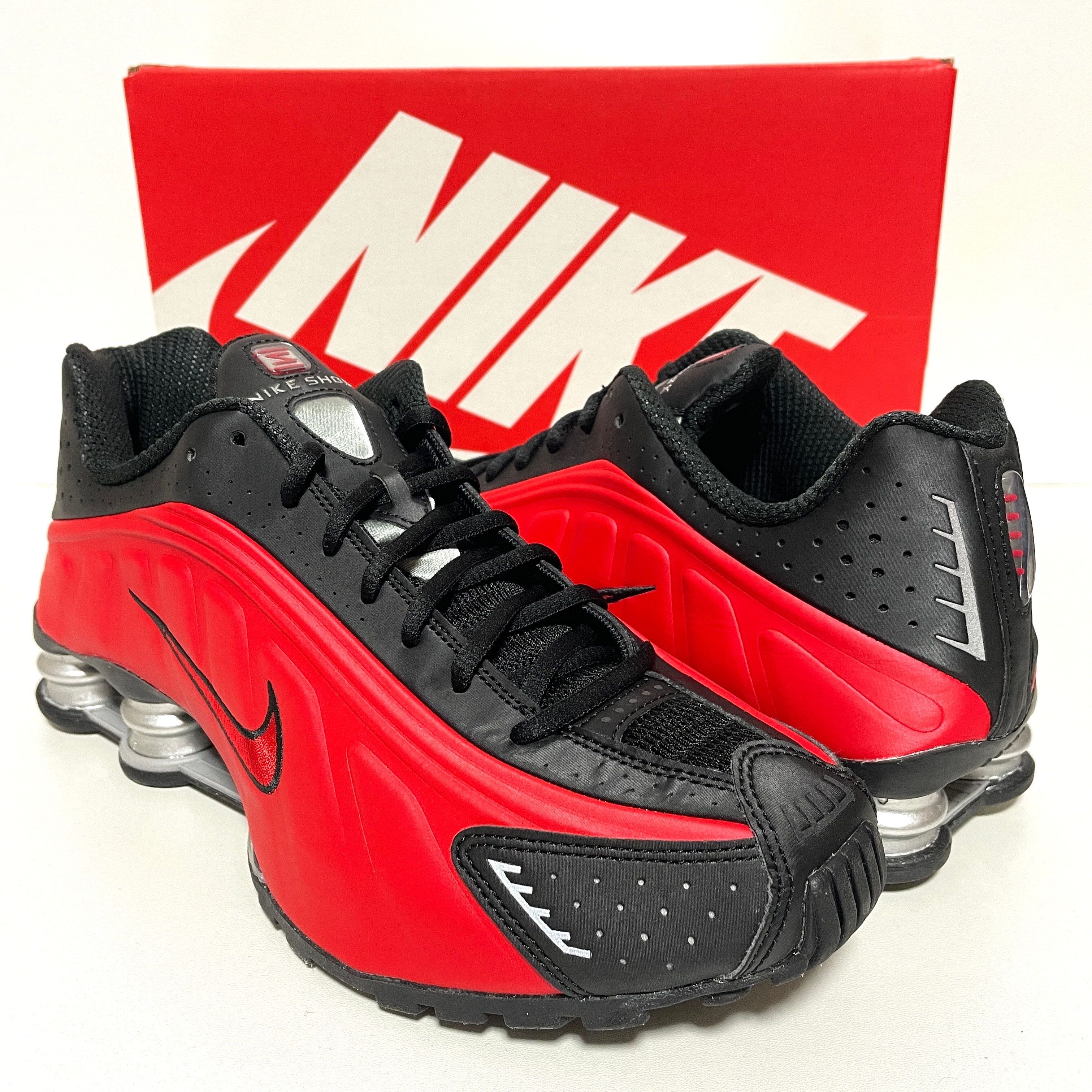 ナイキ ショックス R4 "ブラック/レッド"