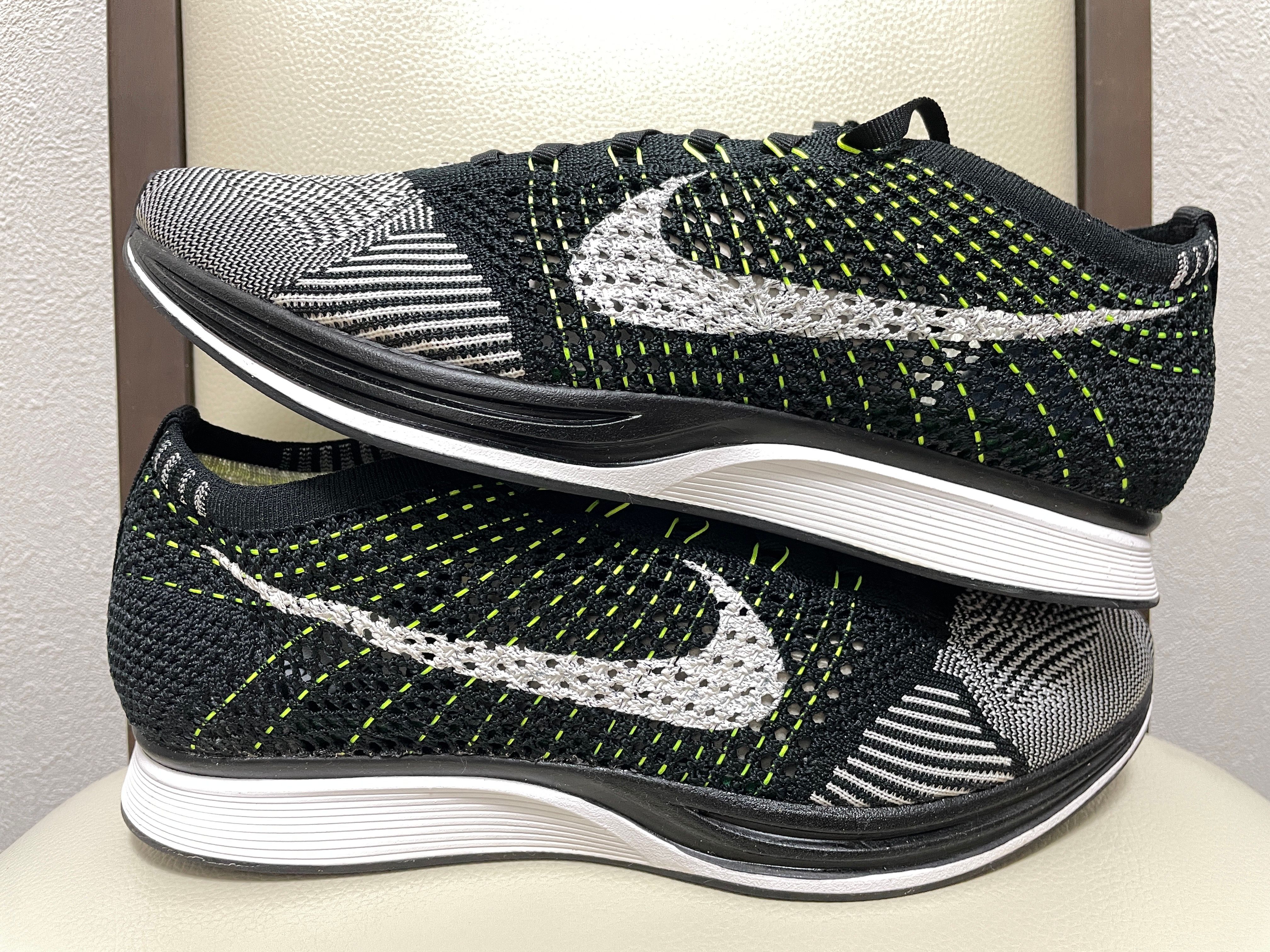 ナイキ フライニット レーサー "ブラック ホワイト ボルト"