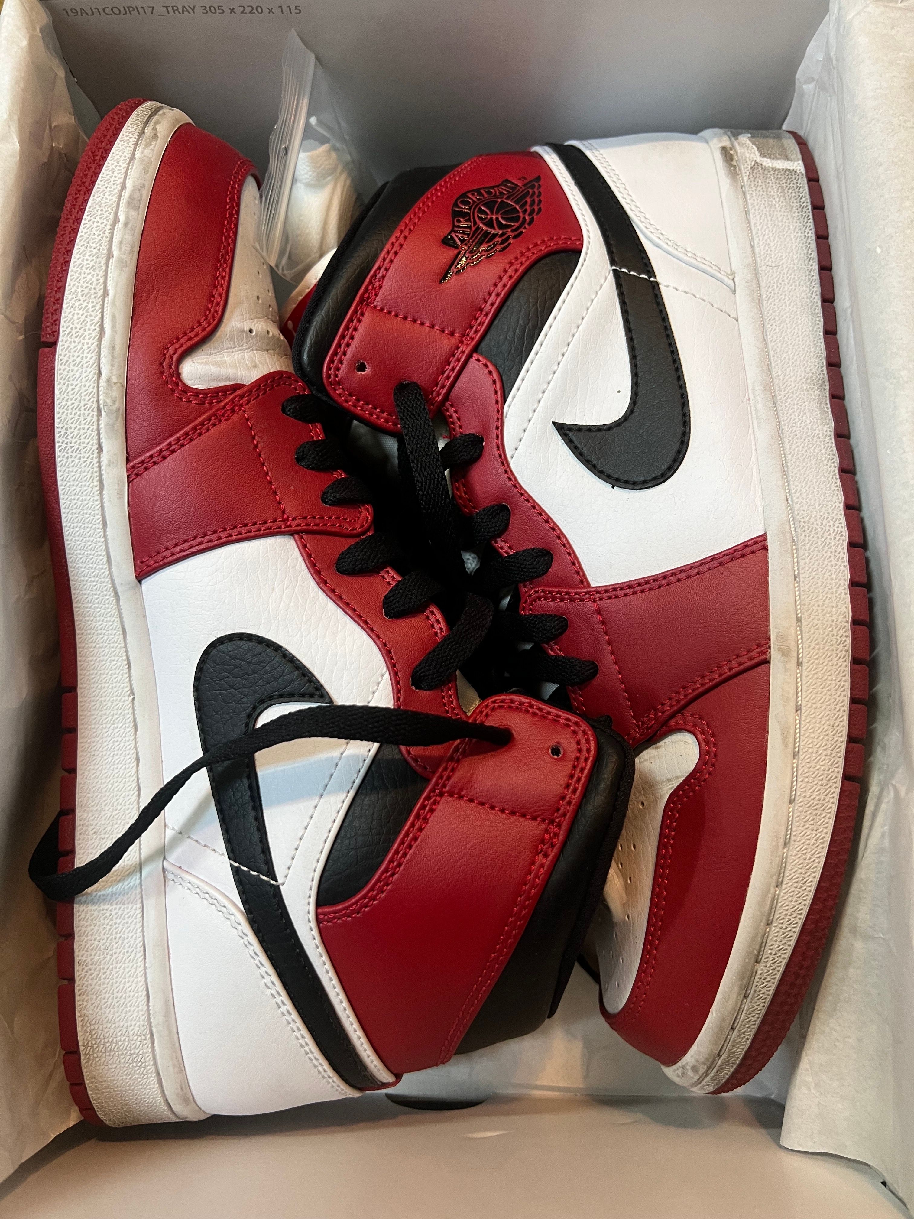 Nike Air Jordan 1 Mid "Chicago"