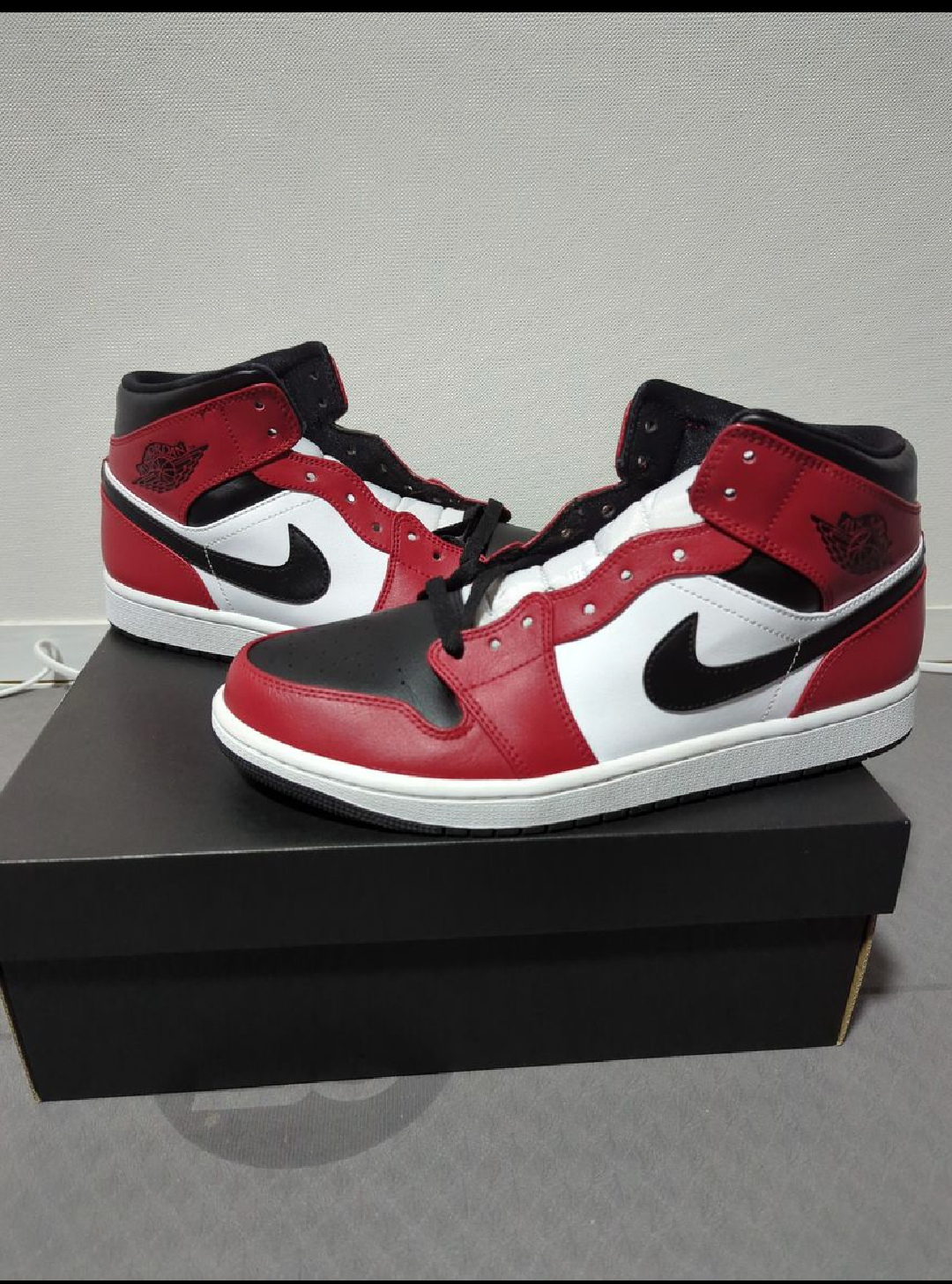 Nike Air Jordan 1 Mid "Chicago Black Toe"