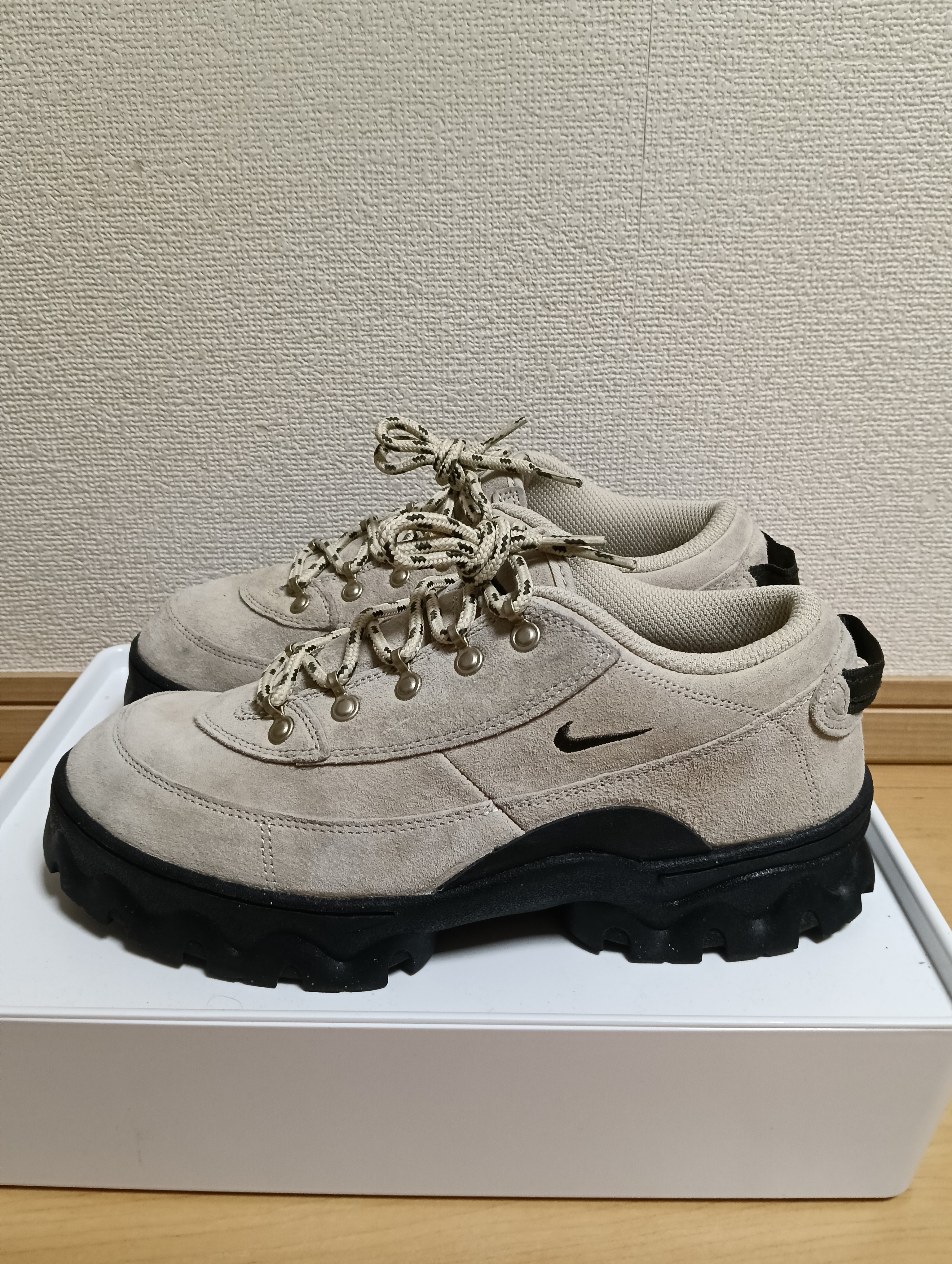 ナイキ ウィメンズ ラハール ロー "ラタン/カーゴカーキ"