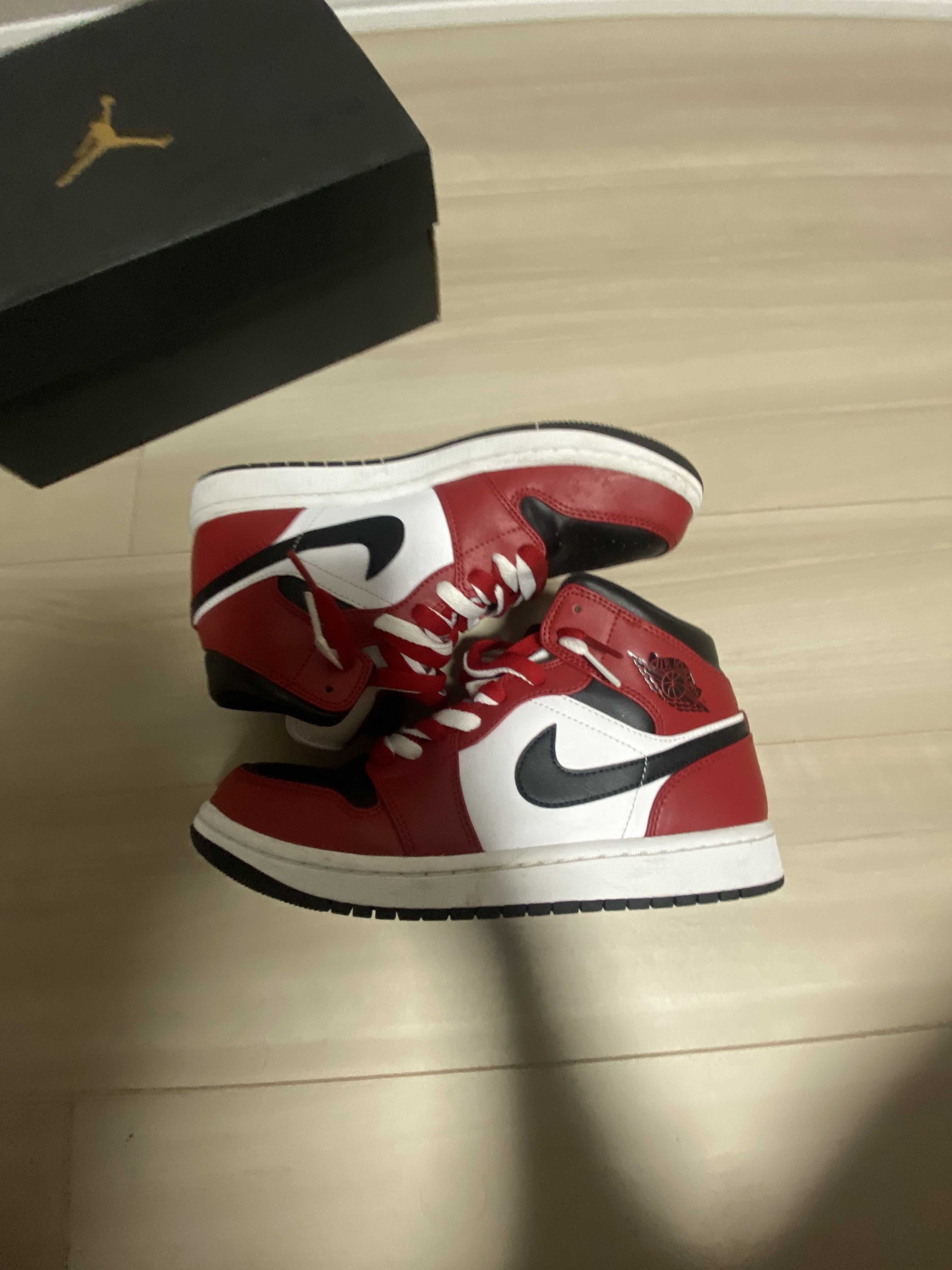 Nike Air Jordan 1 Mid "Chicago Black Toe"