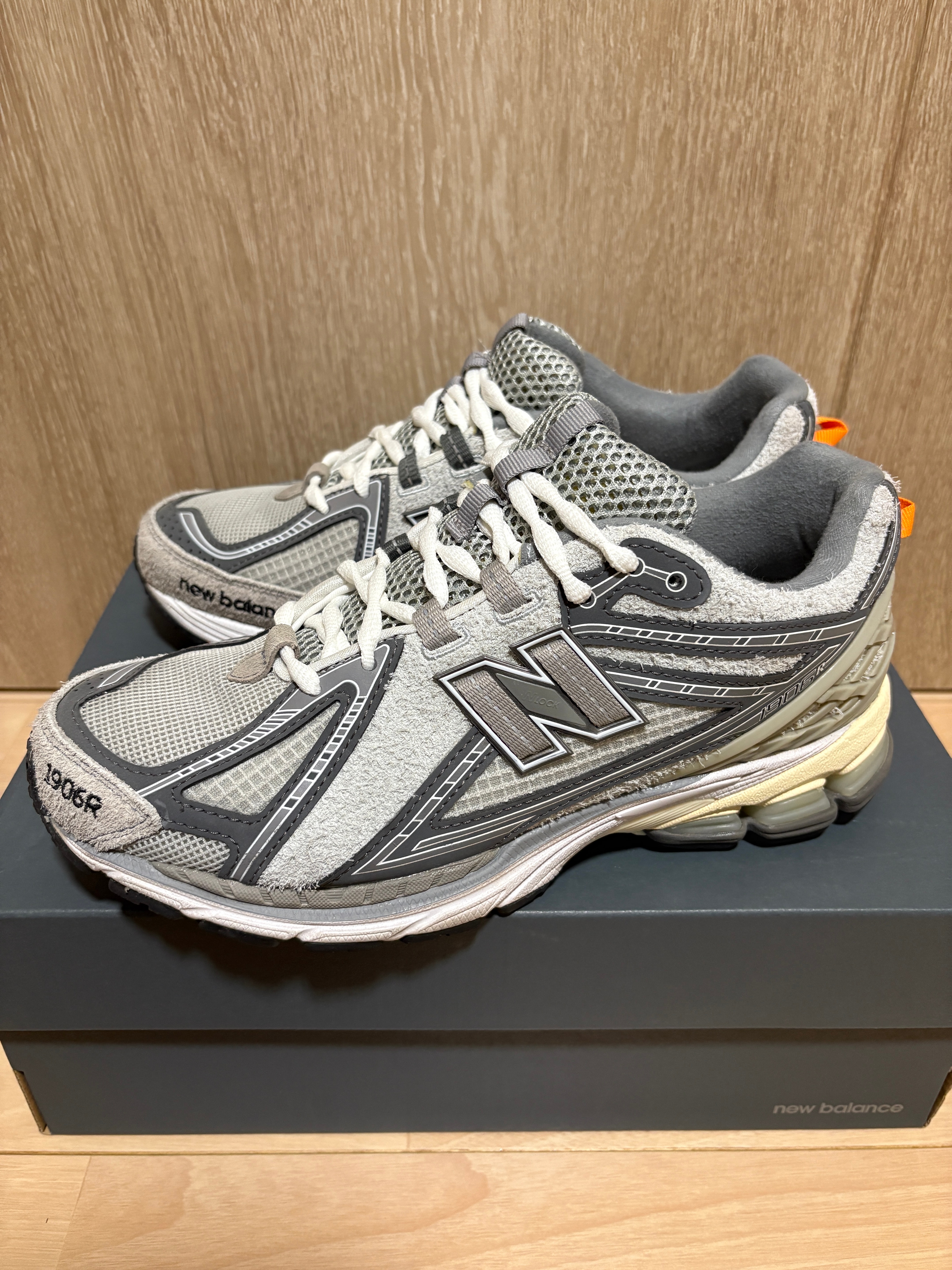 エヌハリウッド × インヴィンシブル × ニューバランス 1906R "グレー"