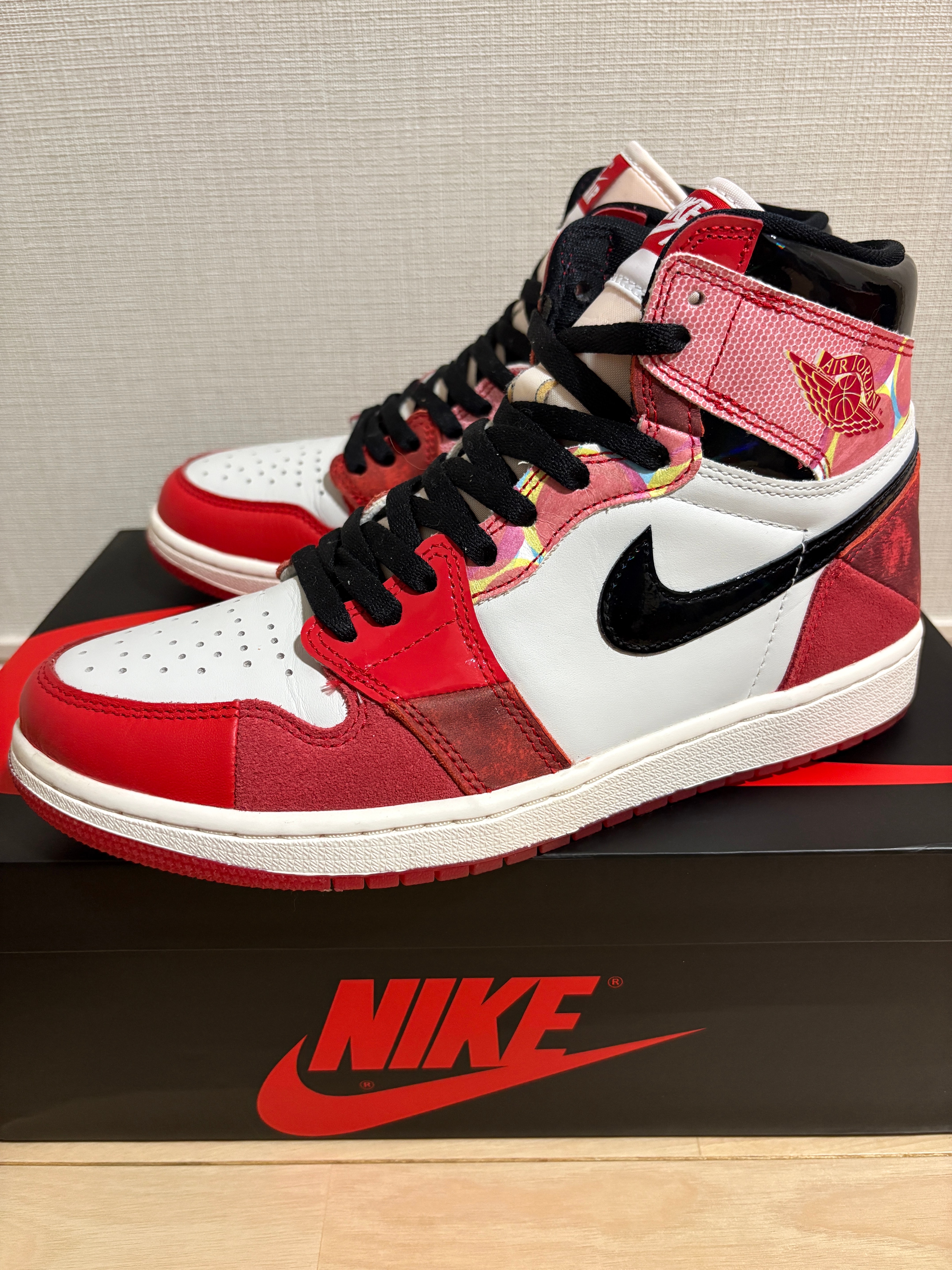スパイダーマン × ナイキ エアジョーダン1 レトロ ハイ OG SP "スパイダーマン・アクロス・ザ・スパイダーバース/ユニバーシティレッド"