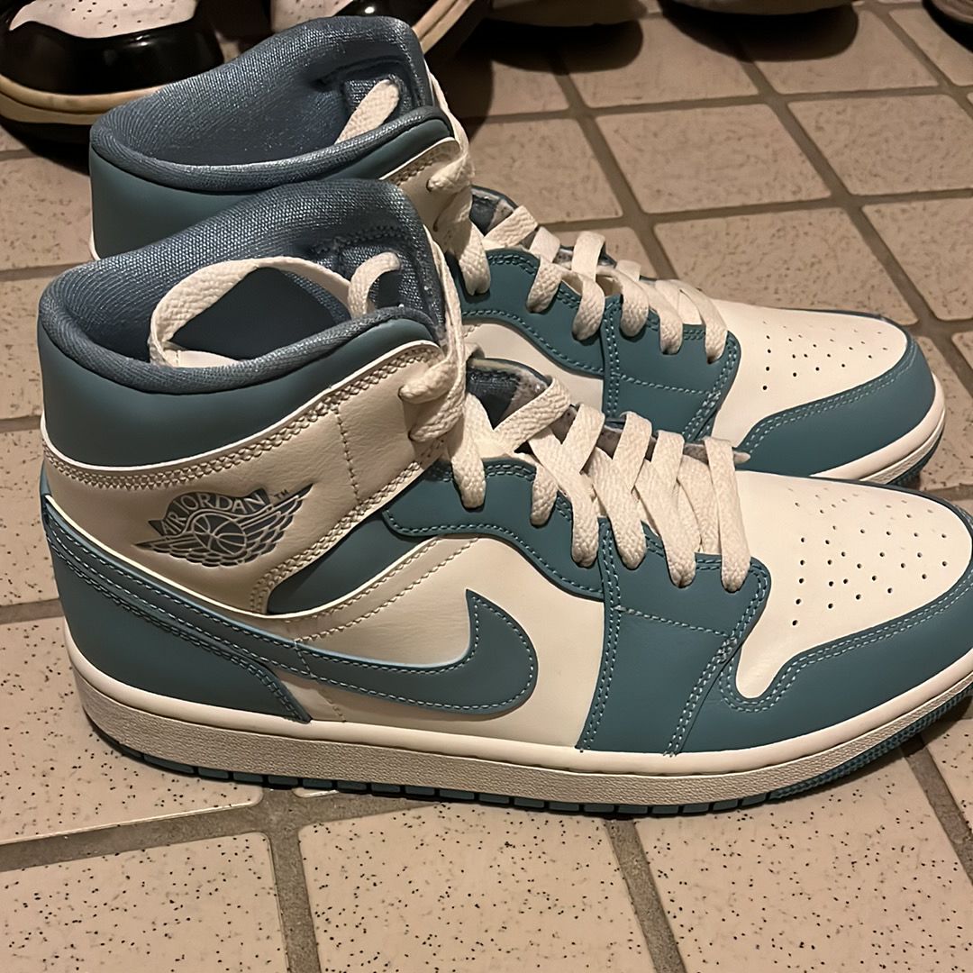 Nike Women's Air Jordan 1 Mid "University Blue"