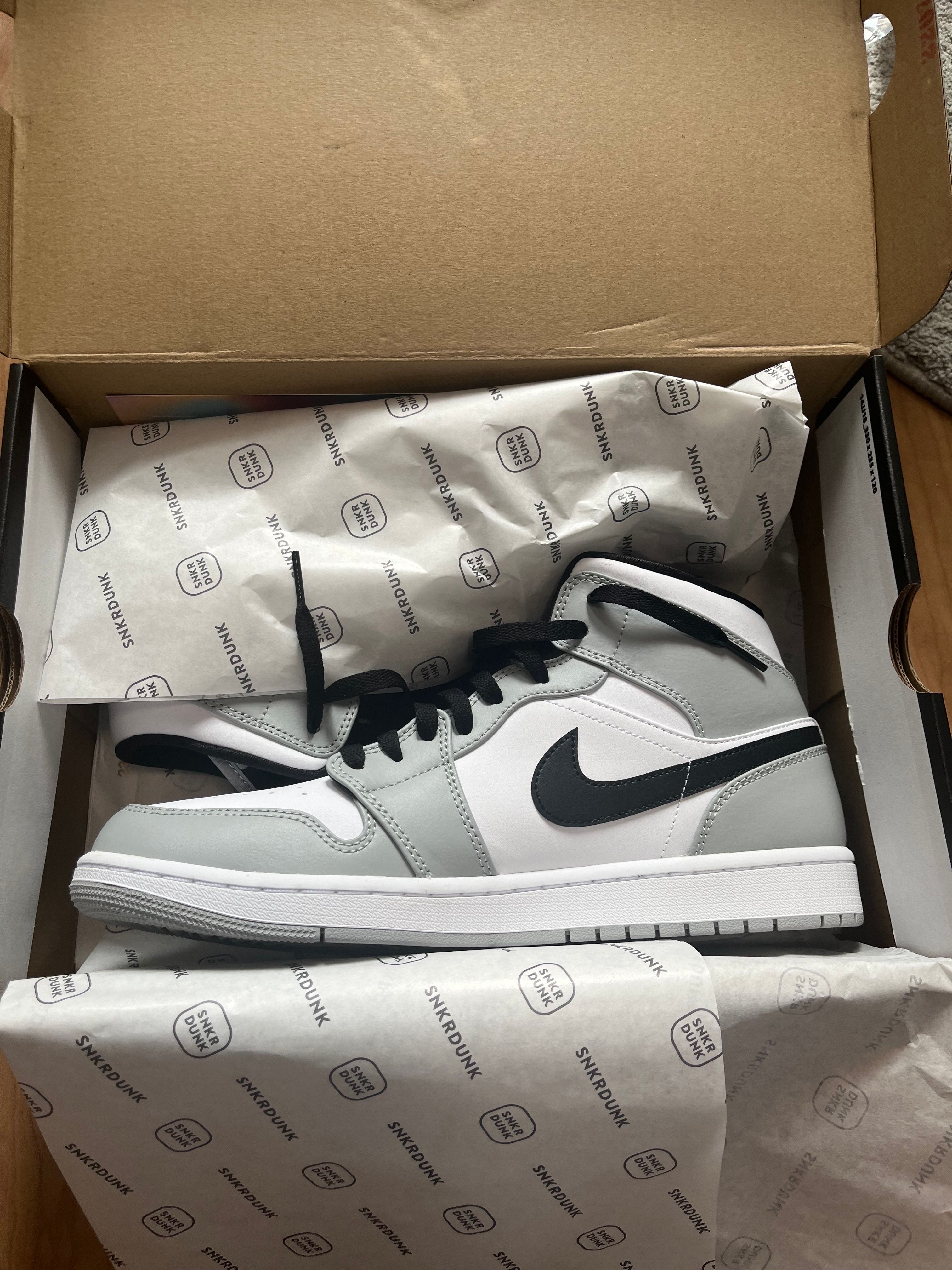 Nike Air Jordan 1 Mid "Light Smoke Grey/White/Black"