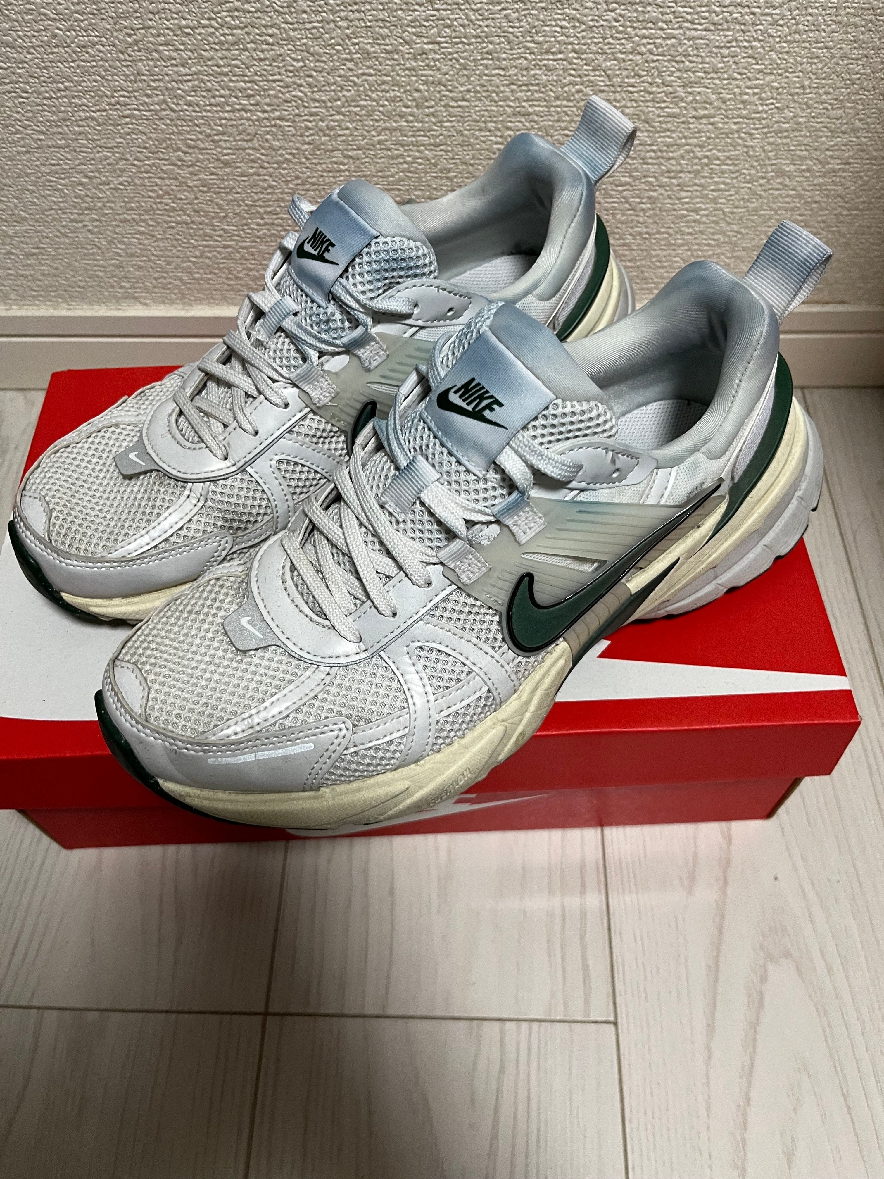 ナイキ ウィメンズ V2K ラン "ファー アンド プラチナムティント"