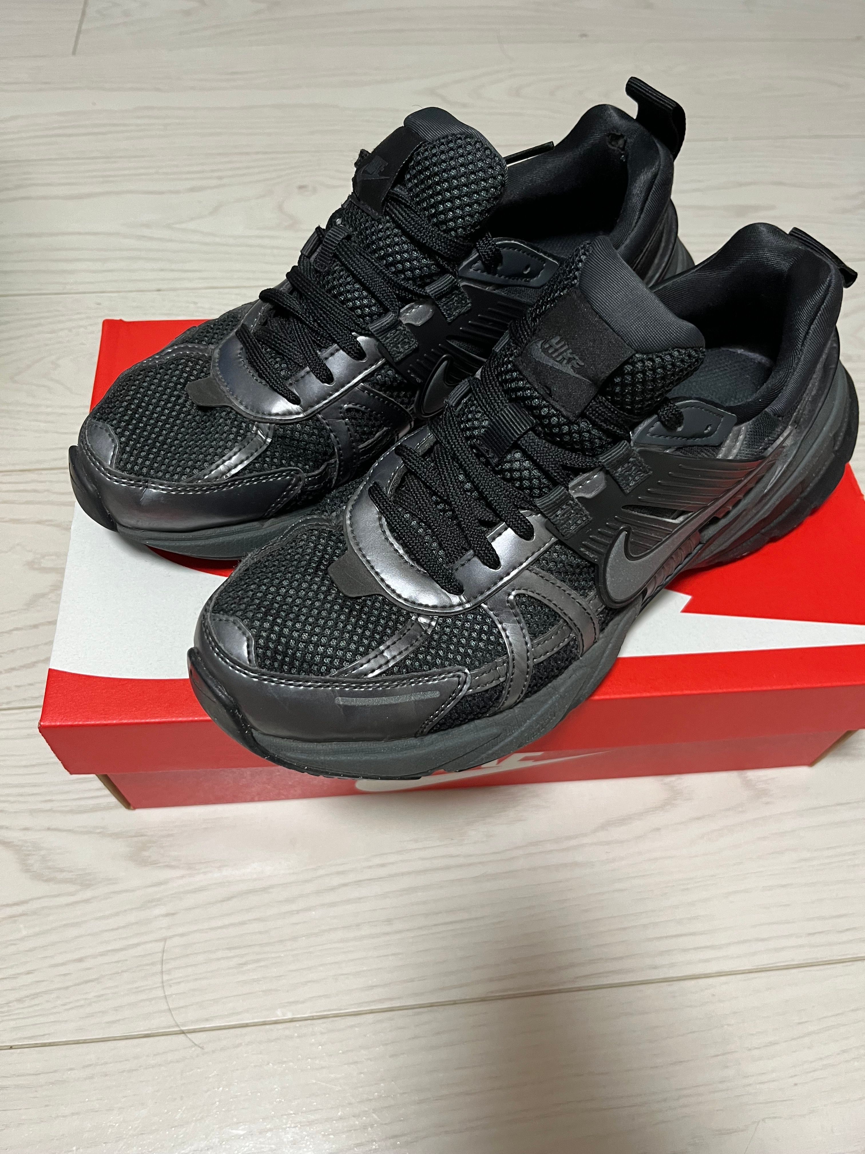 ナイキ ウィメンズ V2K ラン "ブラック アンド アンスラサイト"