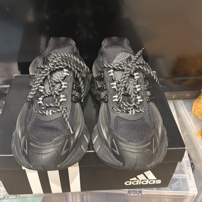 Pharrell Williams × adidas Jellyfish "Carbon/Core Black"