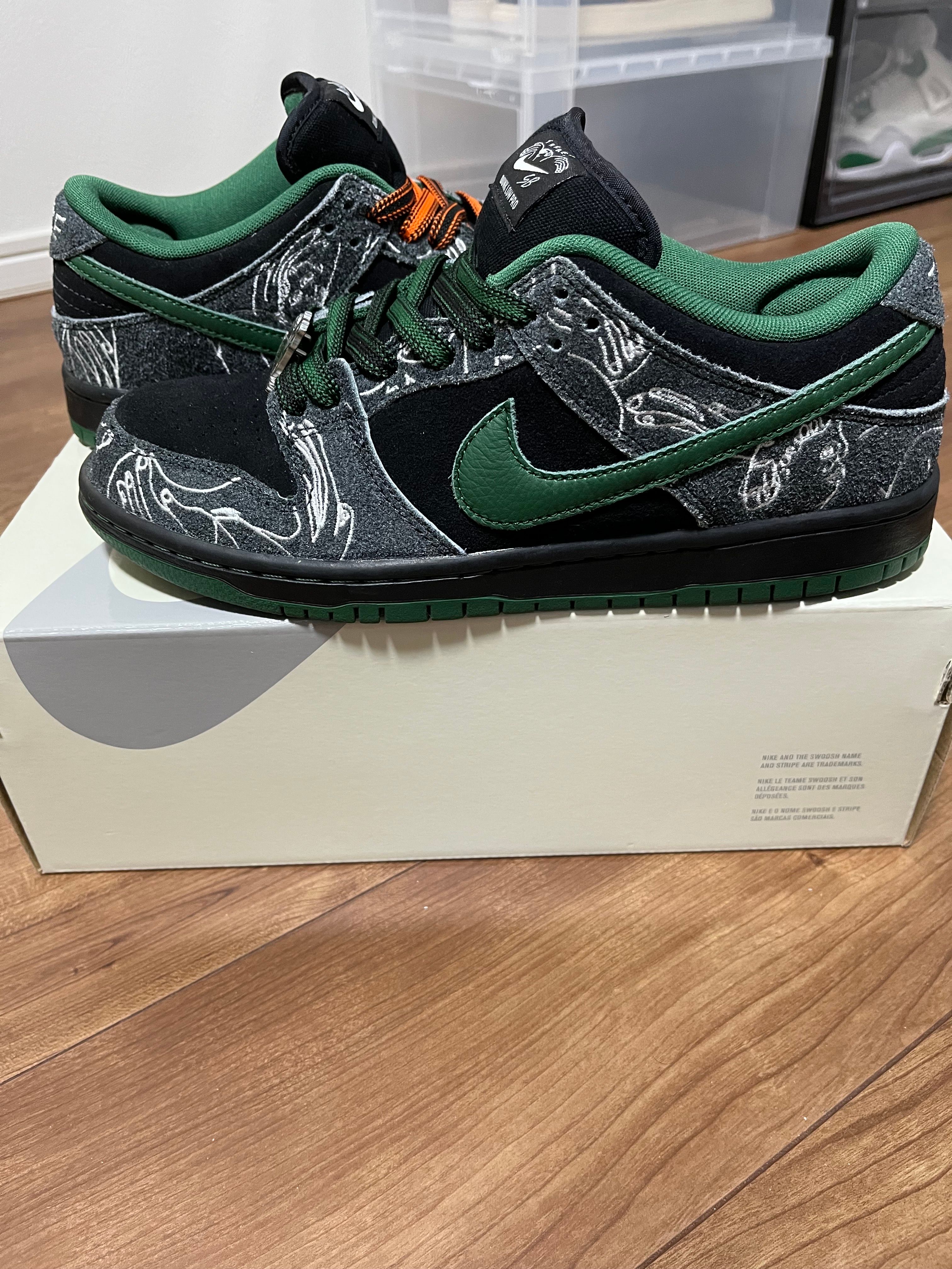 There Skateboards × Nike SB Dunk Low Pro "Anthracite and Gorge Green"