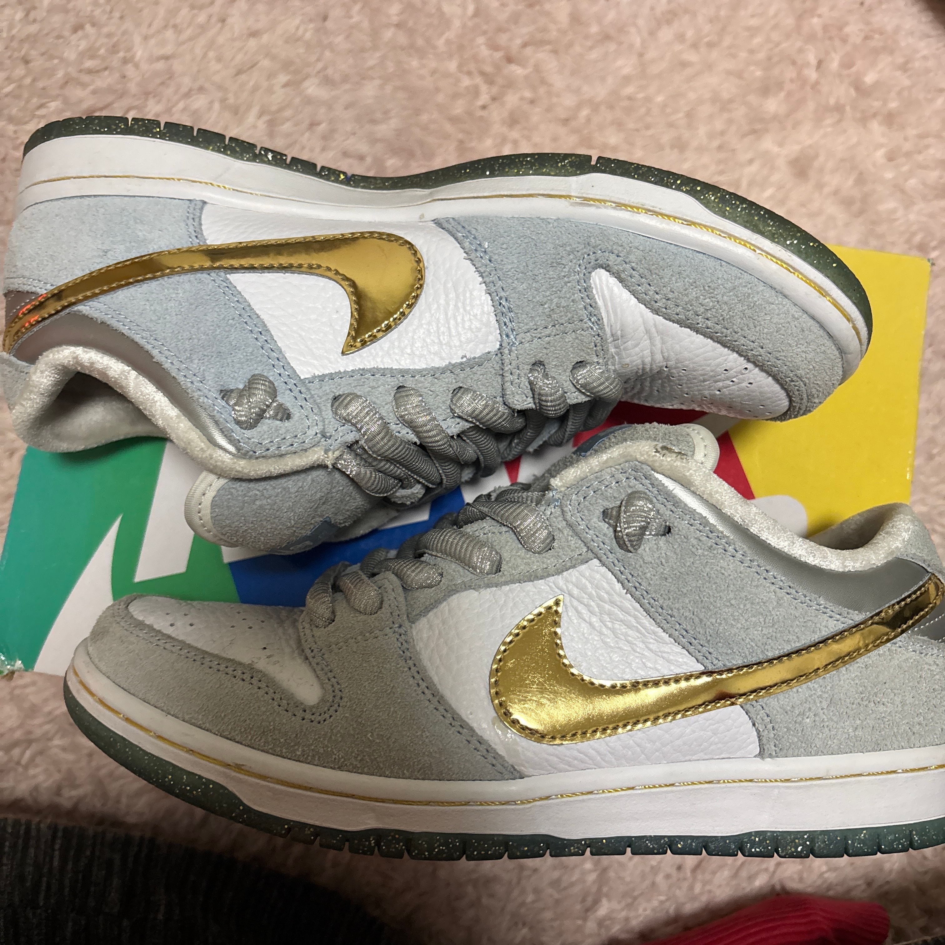 ショーン・クライヴァー × ナイキ SB ダンク ロー "ホリデースペシャル"