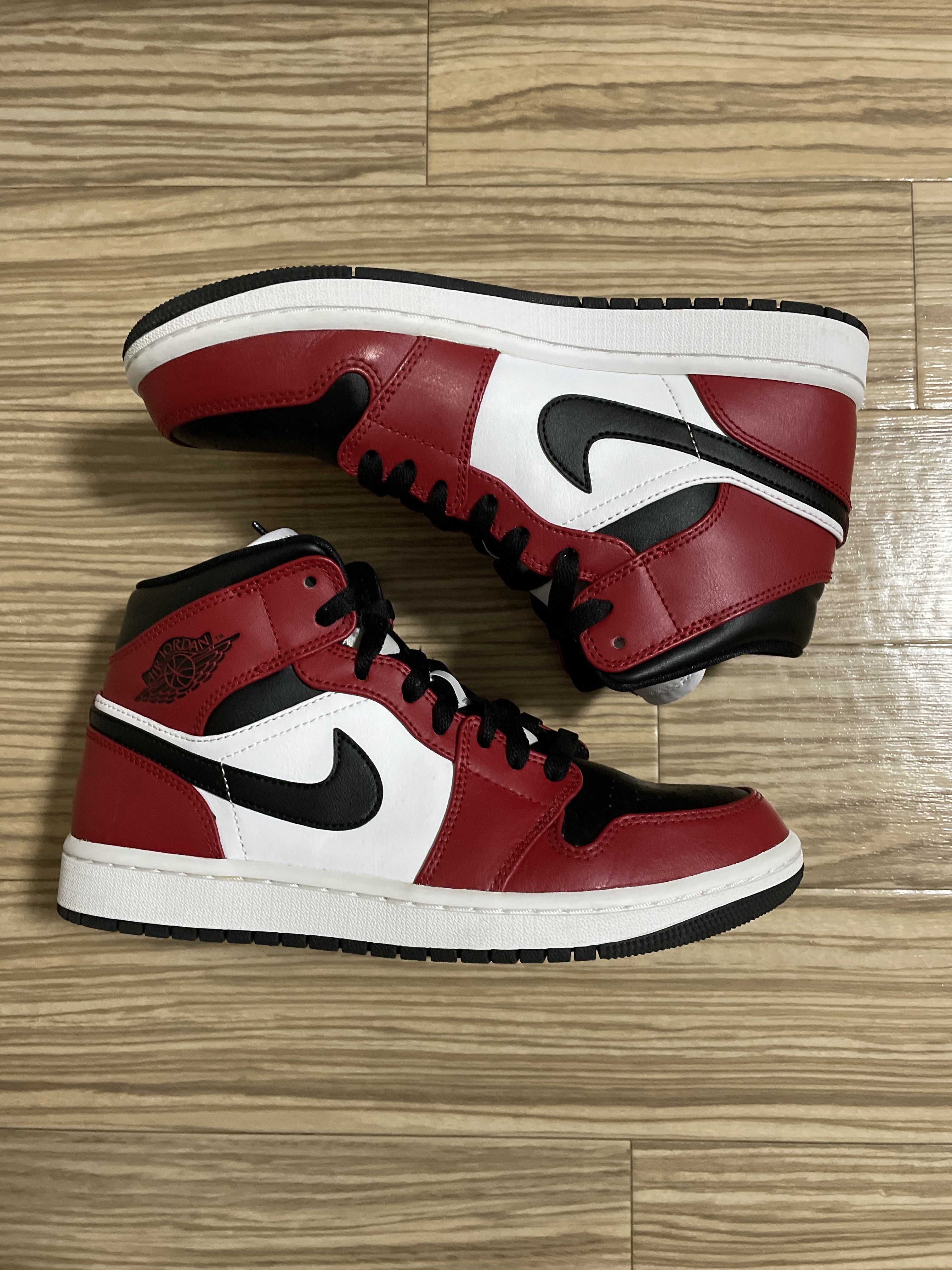 Nike Air Jordan 1 Mid "Chicago Black Toe"