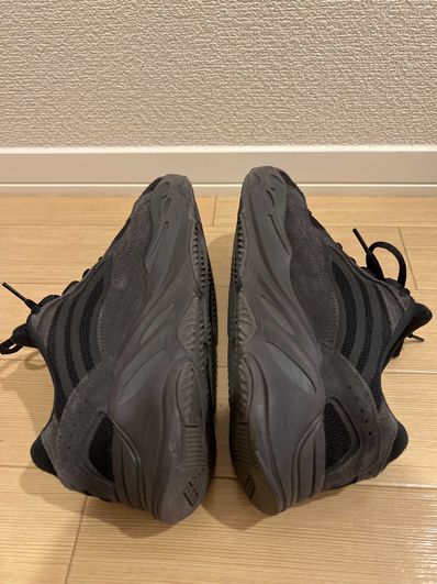 adidas YEEZY BOOST 700 V2 "Vanta"