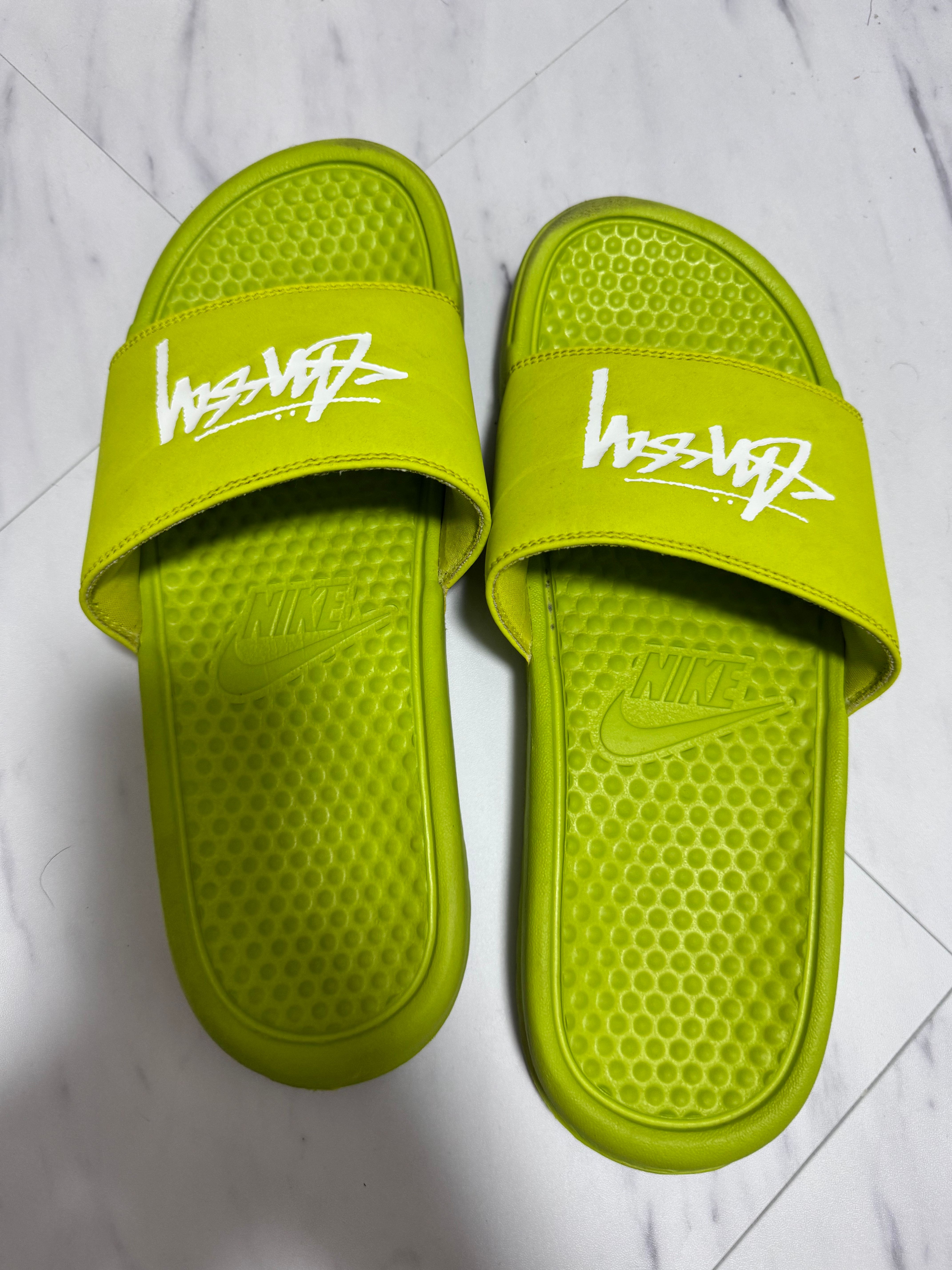 STUSSY × NIKE BENASSI SLIDE "VOLT"