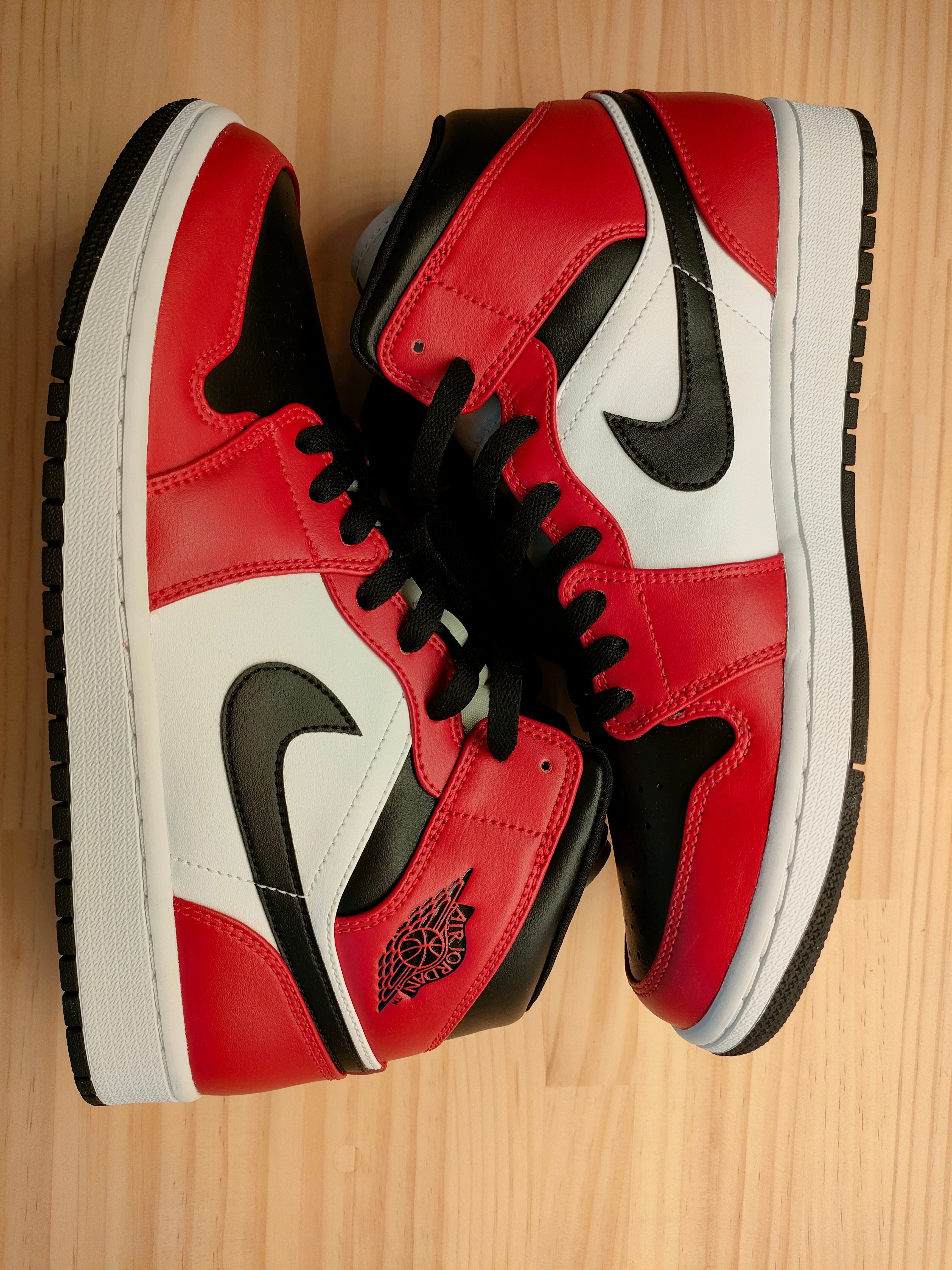 Nike Air Jordan 1 Mid "Chicago Black Toe"