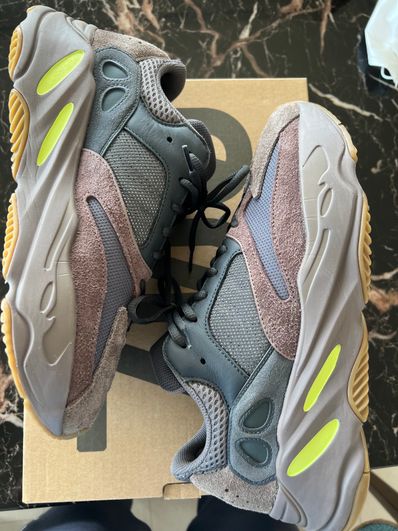 YEEZY BOOST 700 WAVE RUNNER DARK GREY