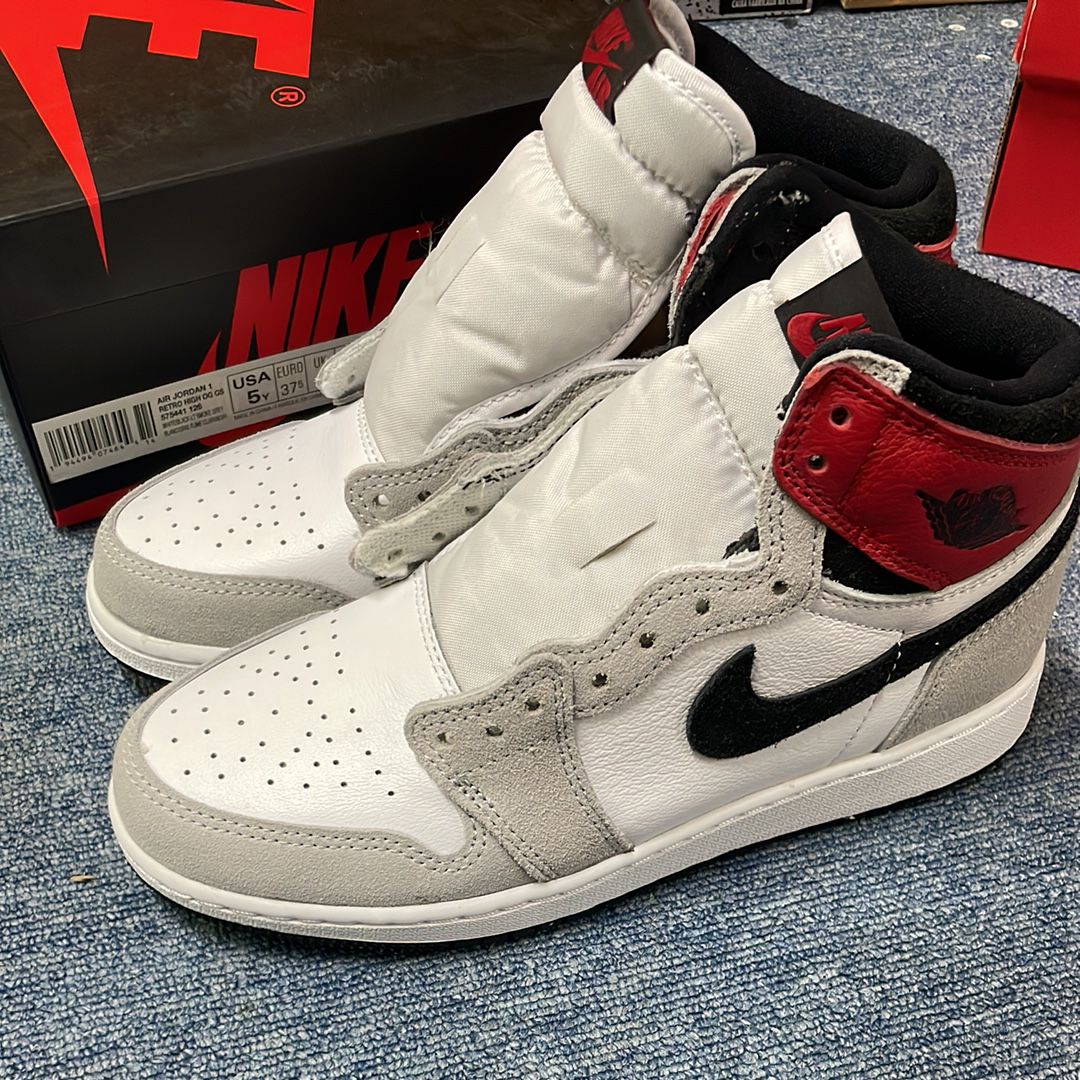 Nike GS Air Jordan 1 High OG "Light Smoke Grey"      