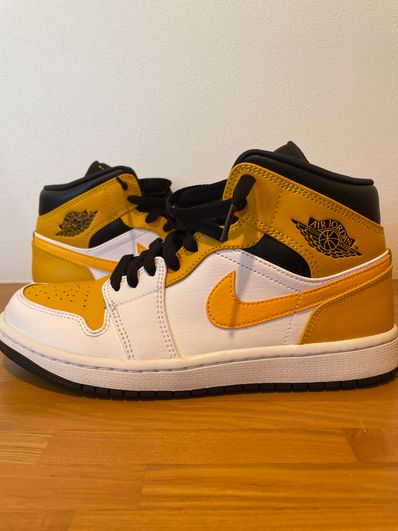 Nike Air Jordan 1 Mid "University Gold"