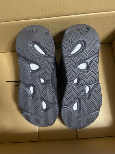 adidas YEEZY BOOST 700 V2 "Vanta"