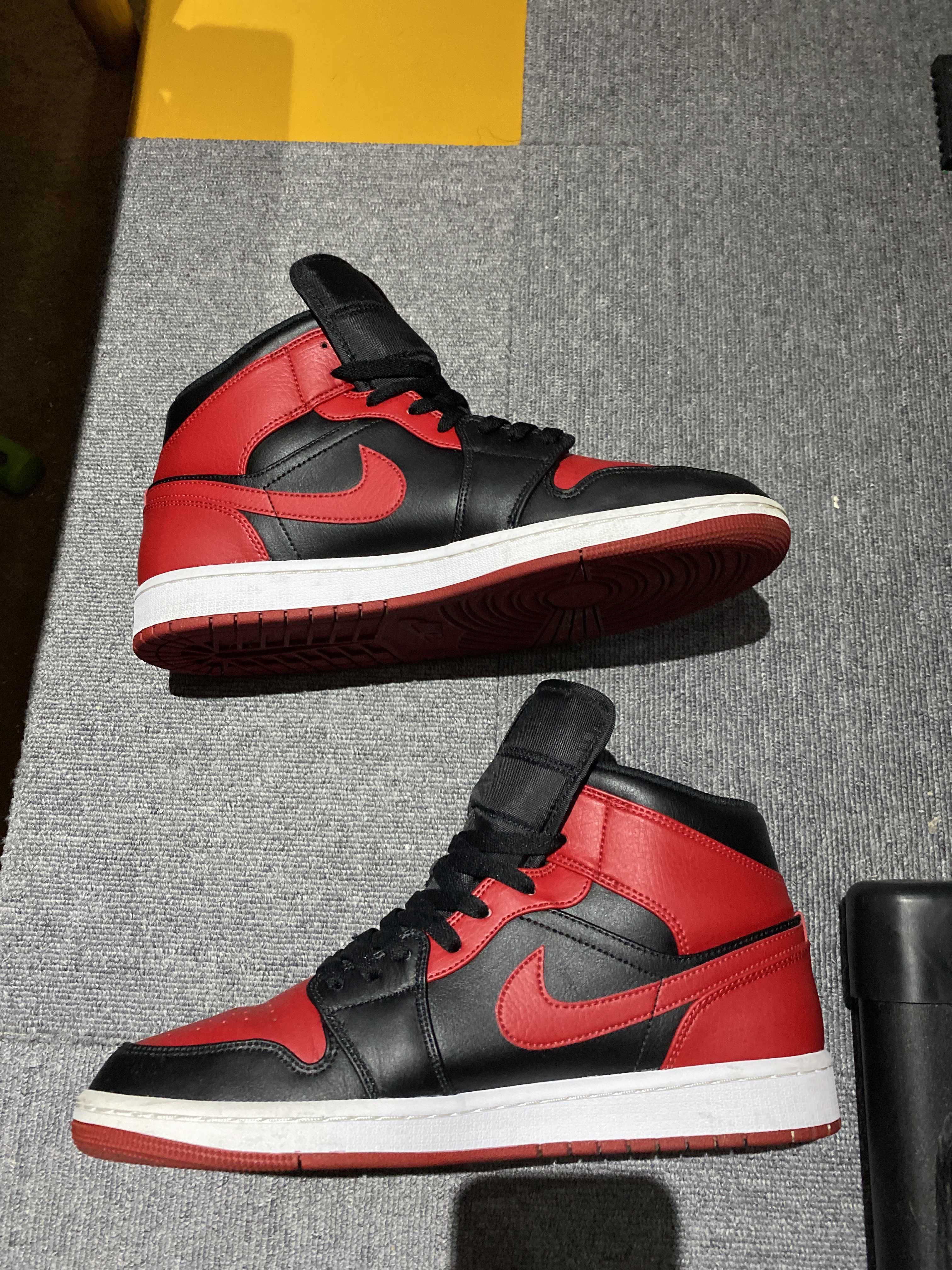 Nike Air Jordan 1 Mid "Bred"