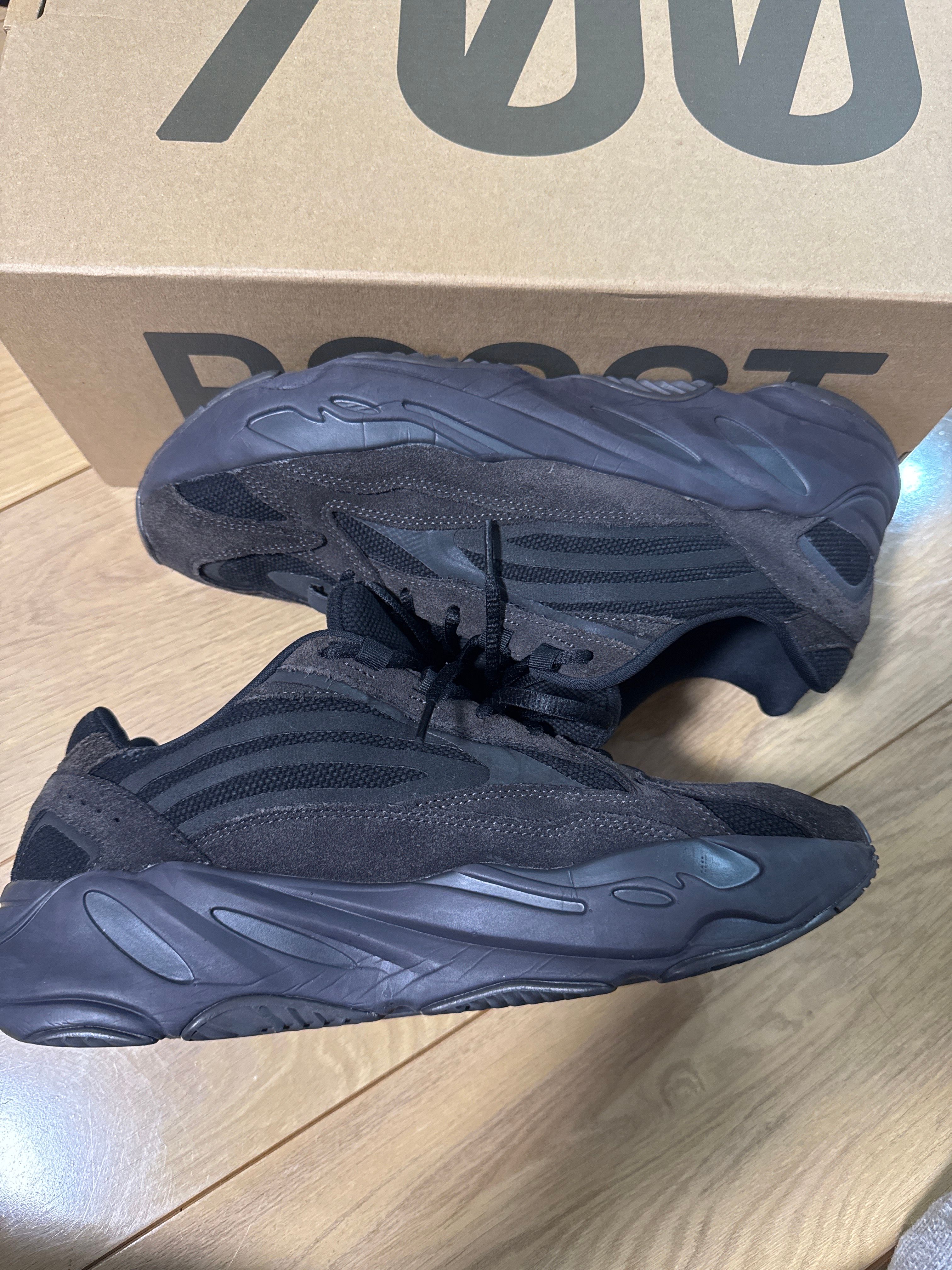adidas YEEZY BOOST 700 V2 "Vanta"