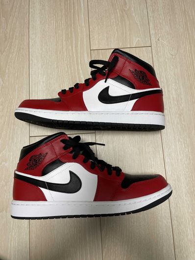 Nike Air Jordan 1 Mid "Chicago Black Toe"