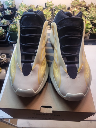 adidas YEEZY 700V3 "Mono Safflower"
