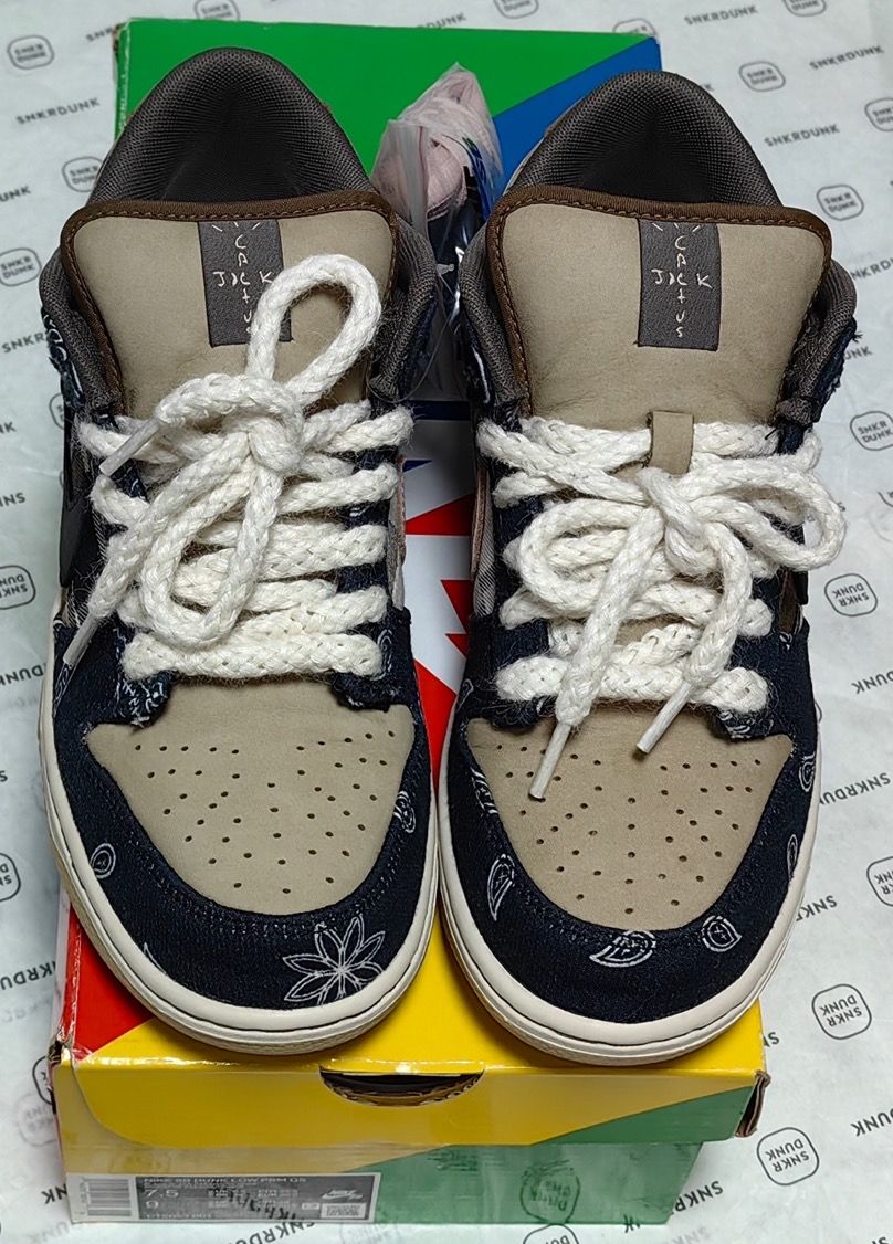Travis Scott × Nike SB Dunk Low "Black/Parachute Beige"