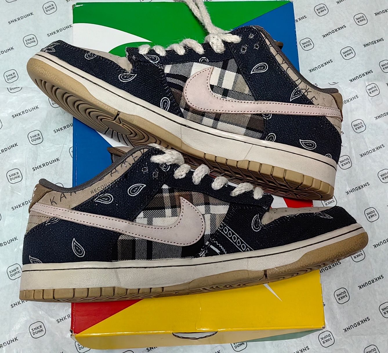 Travis Scott × Nike SB Dunk Low "Black/Parachute Beige"