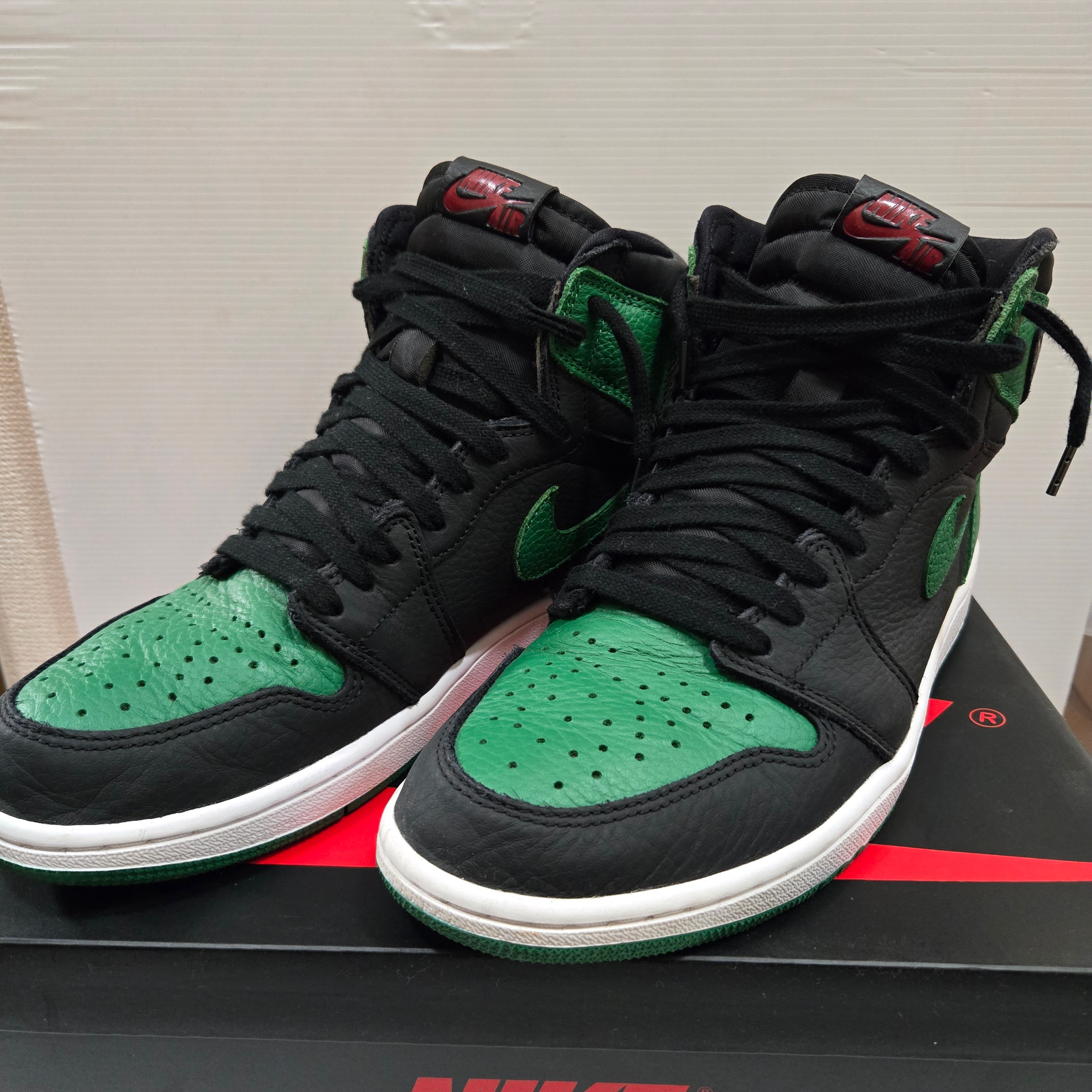 Nike Air Jordan 1 Retro High OG "Black/Pine Green" (2020)