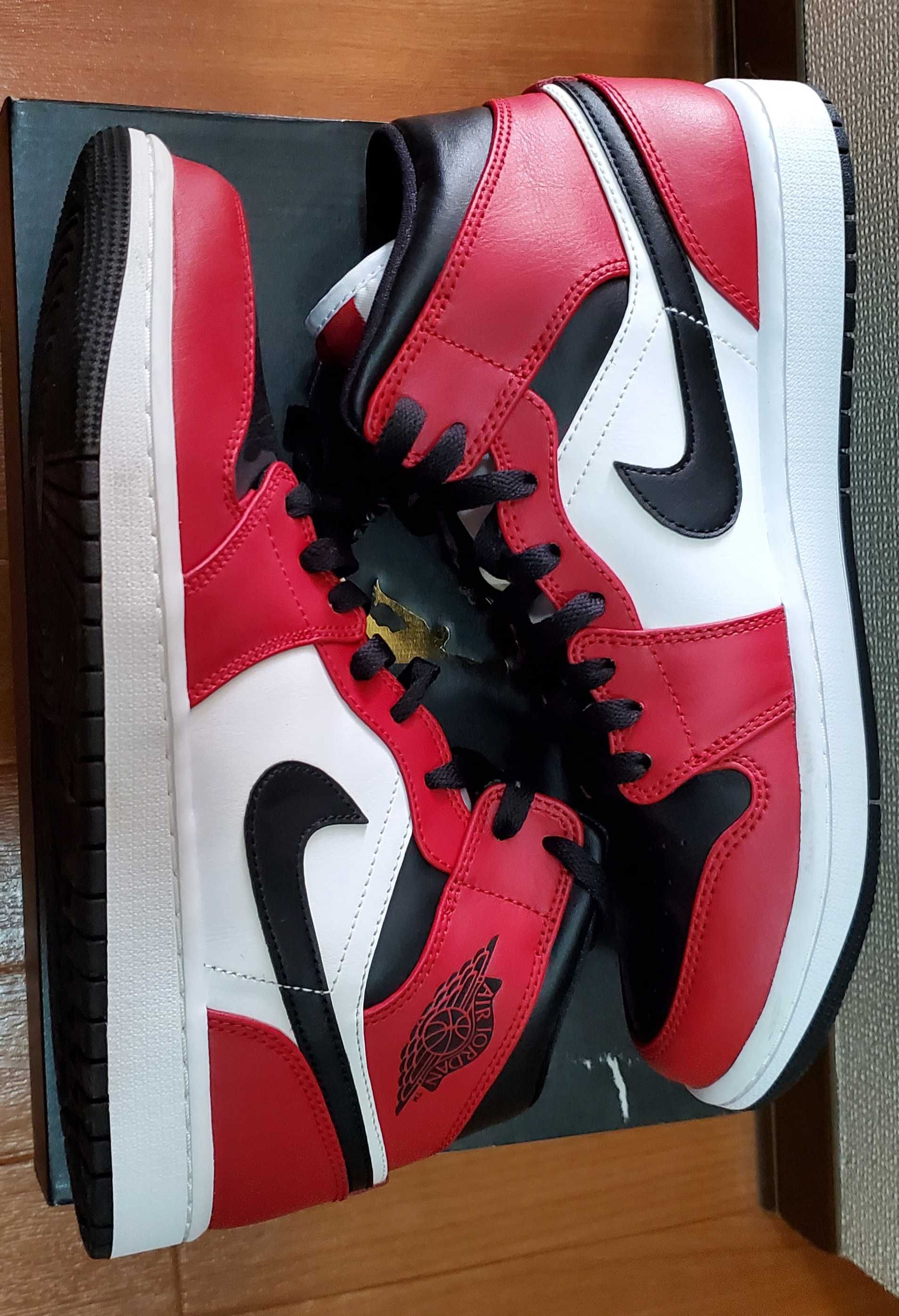 Nike Air Jordan 1 Mid "Chicago Black Toe"