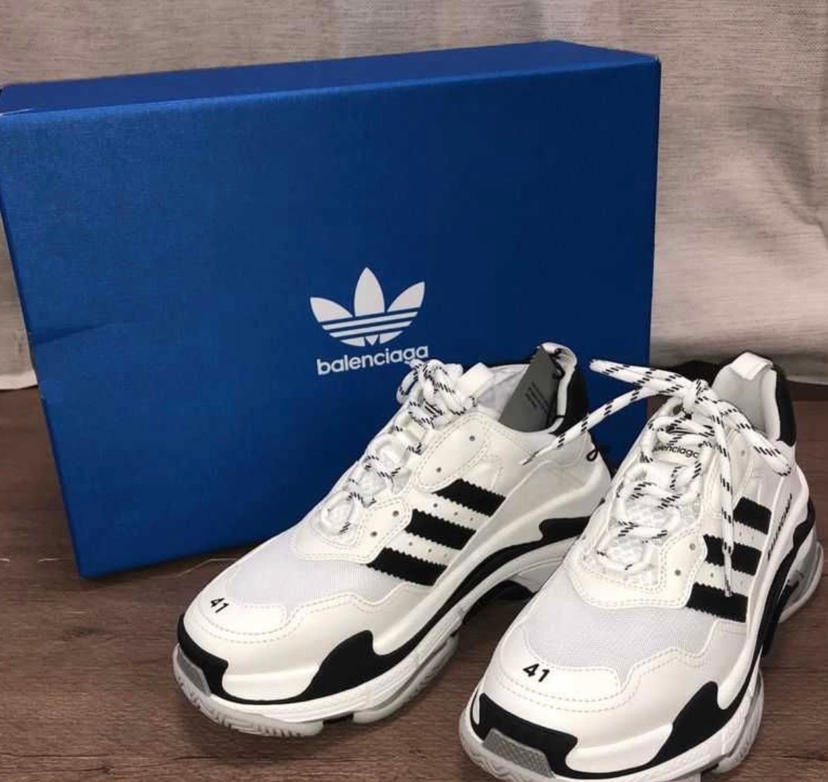 アディダス × バレンシアガ トリプルS 