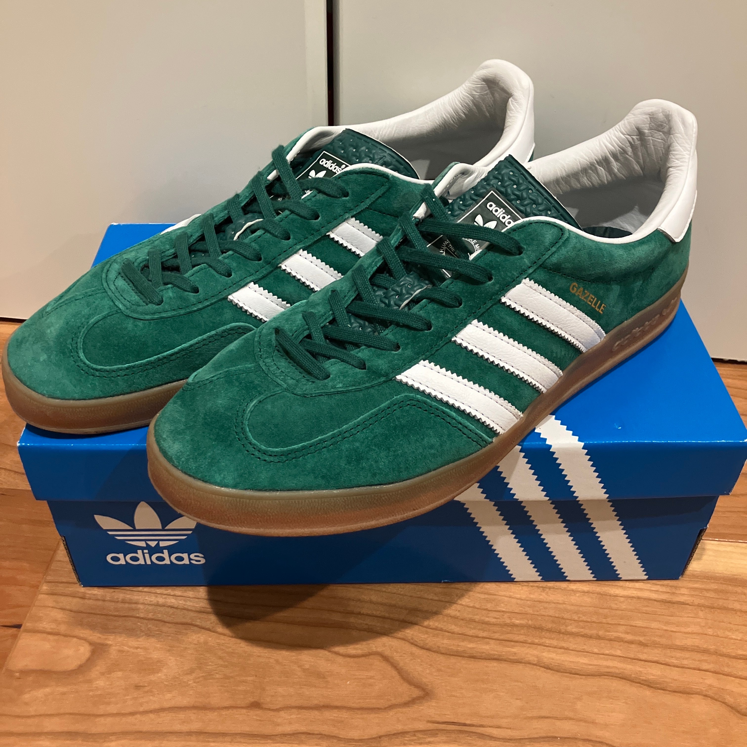 アディダス オリジナルス ガゼル インドア ロー "カレッジグリーン/フットウェアホワイト/ガム"