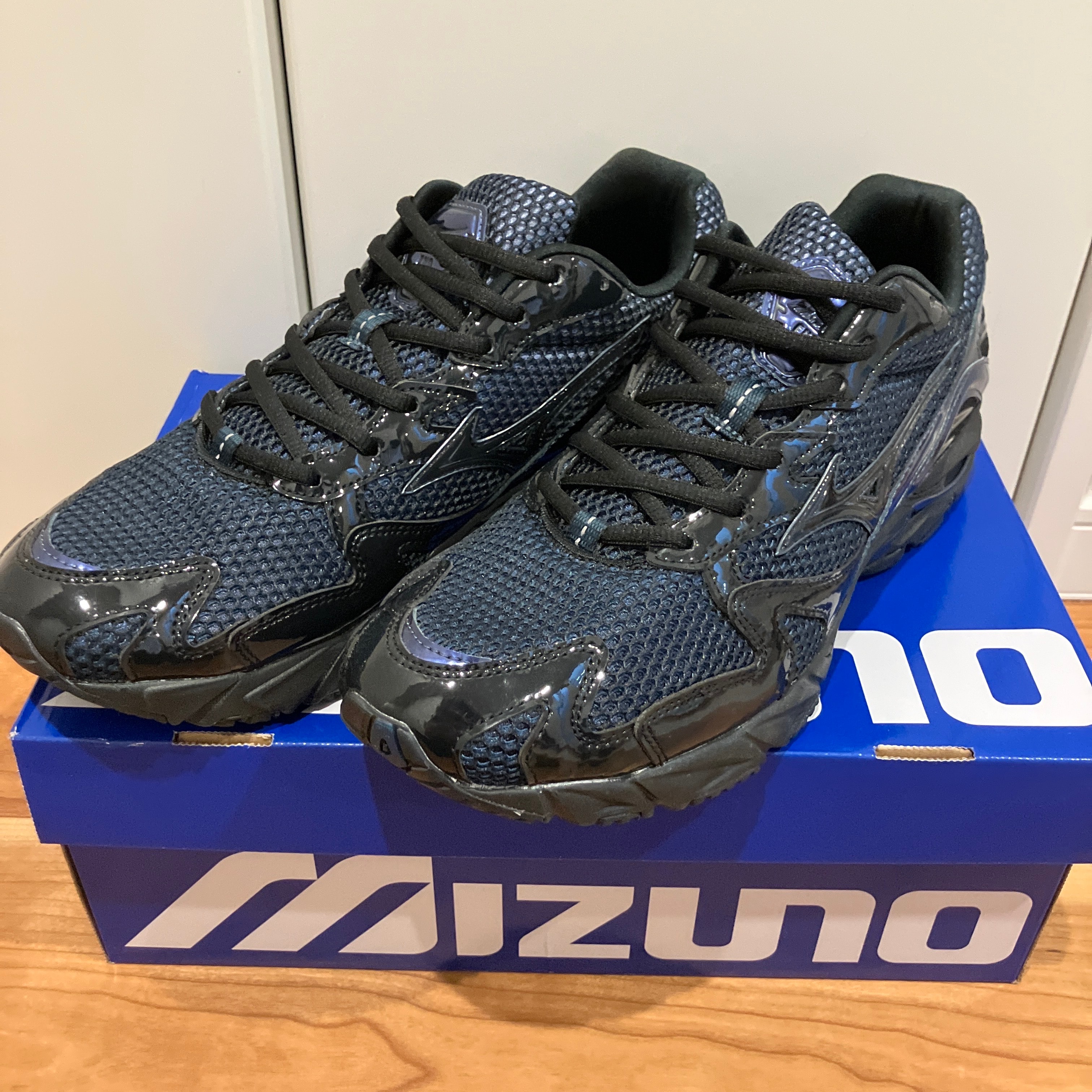 END. × Mizuno Wave Rider 10 "North Sea"